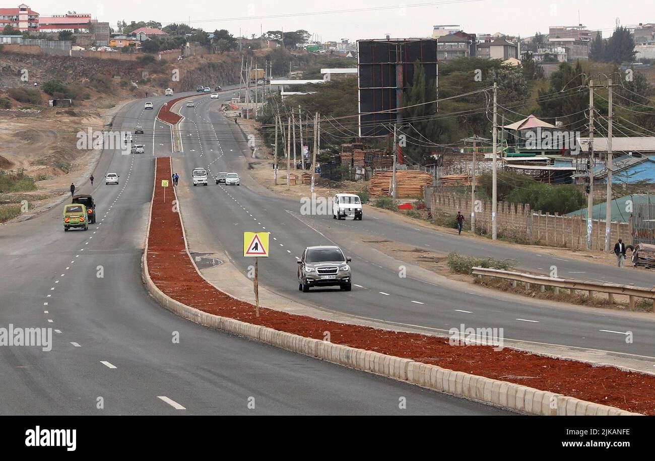 (220801) -- NAIROBI, le 1 août 2022 (Xinhua) -- des véhicules automobiles sont utilisés sur la voie de contournement de l'est de Nairobi, à Nairobi, au Kenya, en 31 juillet 2022. Le président kenyan, Uhuru Kenyatta, a salué dimanche les routes construites par la Chine dans son pays pour avoir amélioré le développement et réduit les temps de déplacement.Kenyatta a fait les commentaires lors de la cérémonie de mise en service de la Nairobi Expressway et de la nouvelle route de contournement de l'est de Nairobi. Le projet de contournement de l'est de Nairobi a été entrepris par la China Communications Construction Company en janvier et a élargi le contournement de la chaussée unique à deux voies d'origine à un FO Banque D'Images