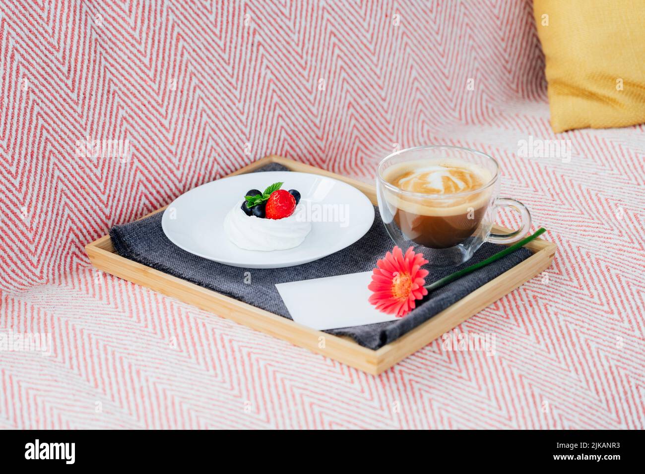 Tasse de café, gâteau de dessert Pavlova, fleur de gerbera et carte postale vierge avec espace de copie sur le plateau avec serviette grise. Petit déjeuner pour un être cher. Romantique Banque D'Images Tasse de café, gâteau de dessert Pavlova, fleur de gerbera et carte postale vierge avec espace de copie sur le plateau avec serviette grise. Petit déjeuner pour un être cher. Romantique Banque D'Images