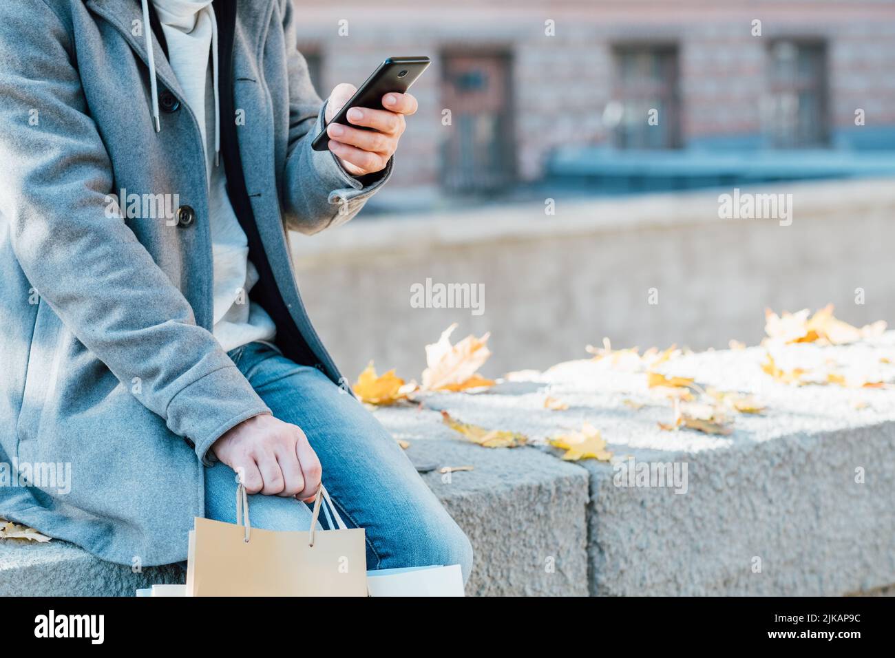 automne melancholy homme seul sacs smartphone urbain Banque D'Images