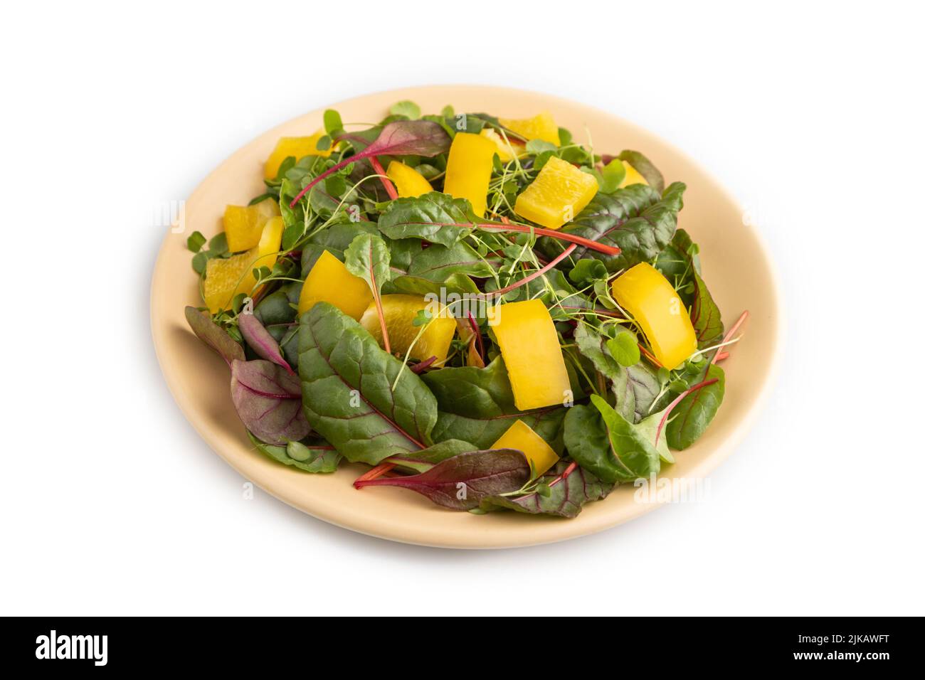 Salade de légumes végétariens au poivre jaune, pousses de betteraves microvertes isolées sur fond blanc. Vue latérale, gros plan. Banque D'Images