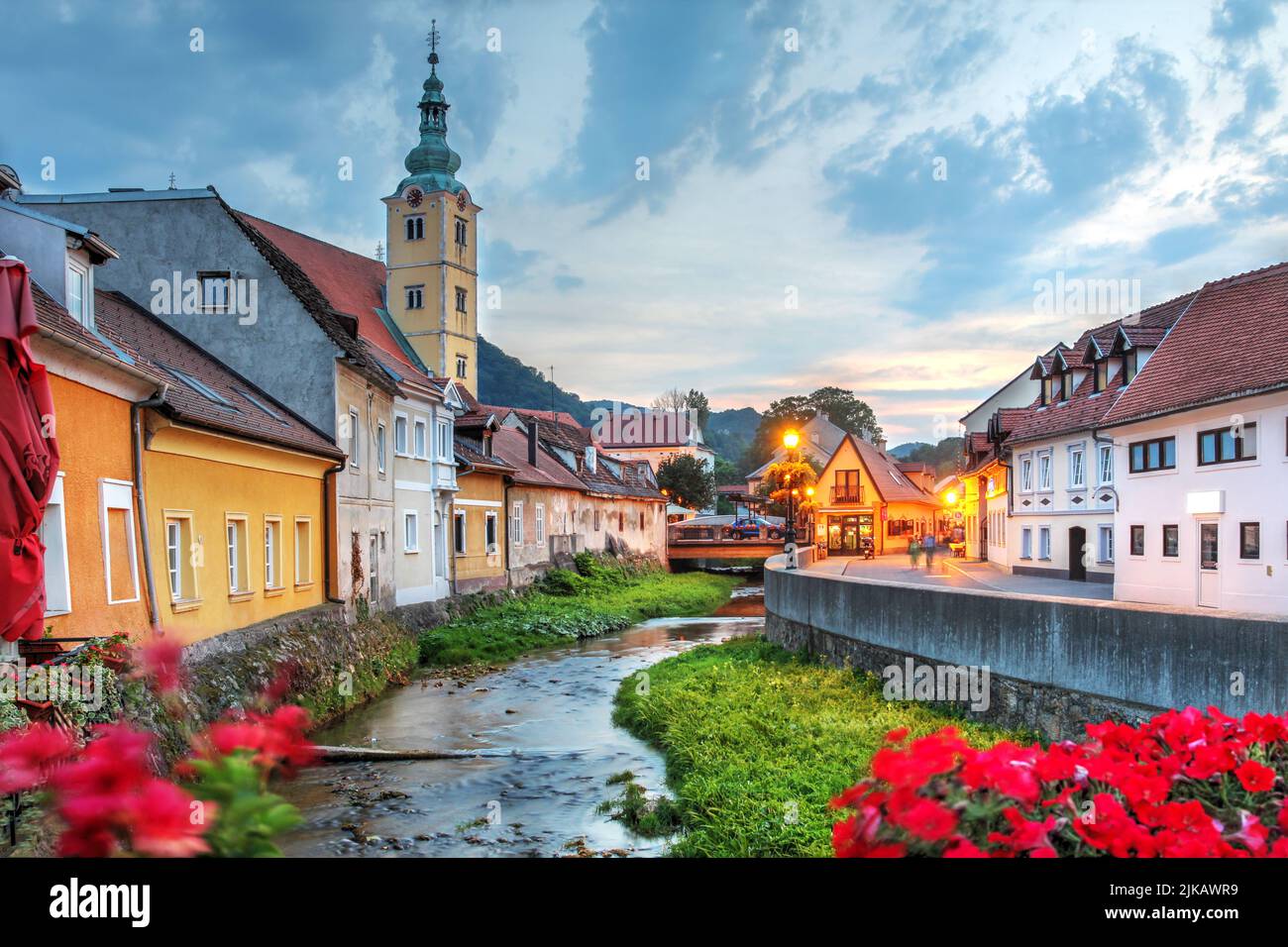 Scène nocturne le long de la rivière Gradna à Samobor, une charmante ville à quelques kilomètres à l'ouest de Zagreb, Croatie. Banque D'Images