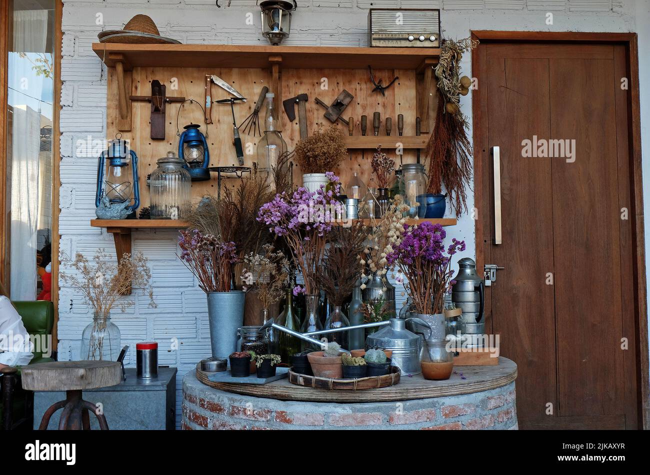Décoration intérieure et restaurant et café-café décorés de meubles en bois et d'un vase à fleurs Banque D'Images
