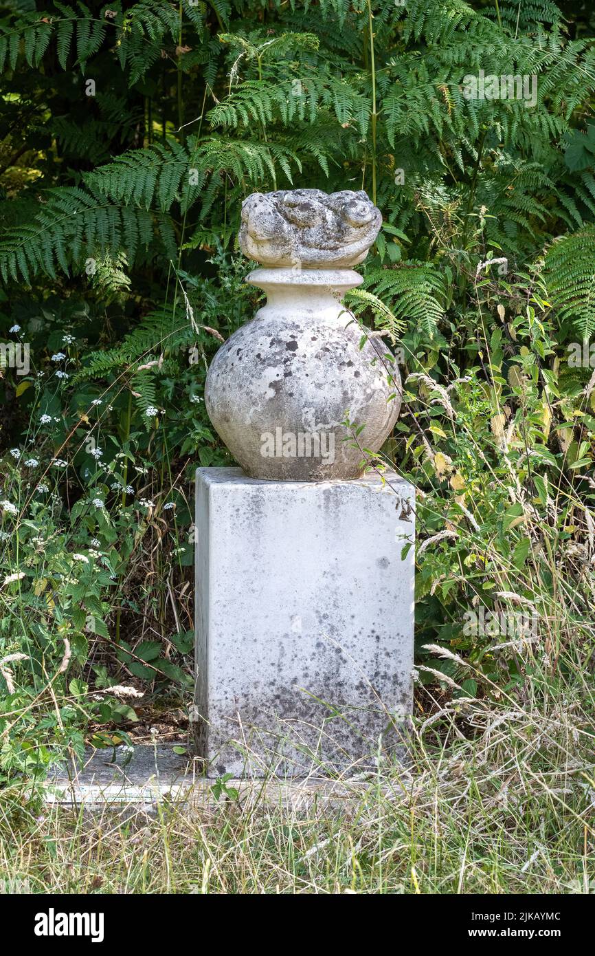 Sculpture d'un pot romain dans la forêt d'Alice Holt à Abbotts Wood Inclosure sur la route longue distance Shipwrights Way, Hampshire, Angleterre, Royaume-Uni Banque D'Images