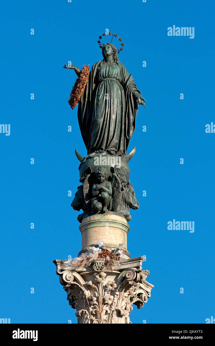 Statue de la Vierge Marie (par Giuseppe Obici) au sommet de la colonne de l'Immaculée conception sur la place Mignanelli, Rome, Italie Banque D'Images