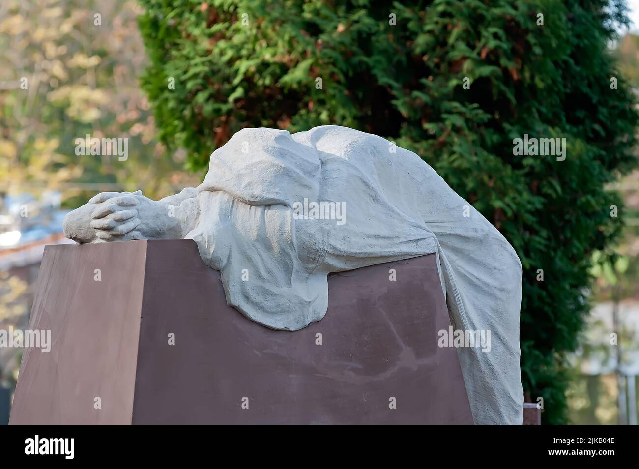 Sculpture tombeau d'un personnage en deuil dans le manteau blanc du cimetière de Lychakiv à Lviv, Ukraine Banque D'Images