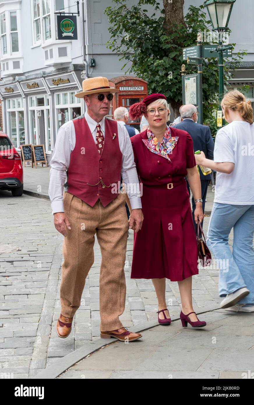 Couple en robe d'époque pour le week-end des années 1940 au week-end des années 1940 de Lincoln, quartier de la cathédrale de Lincoln, 23rd juillet 2022 Banque D'Images