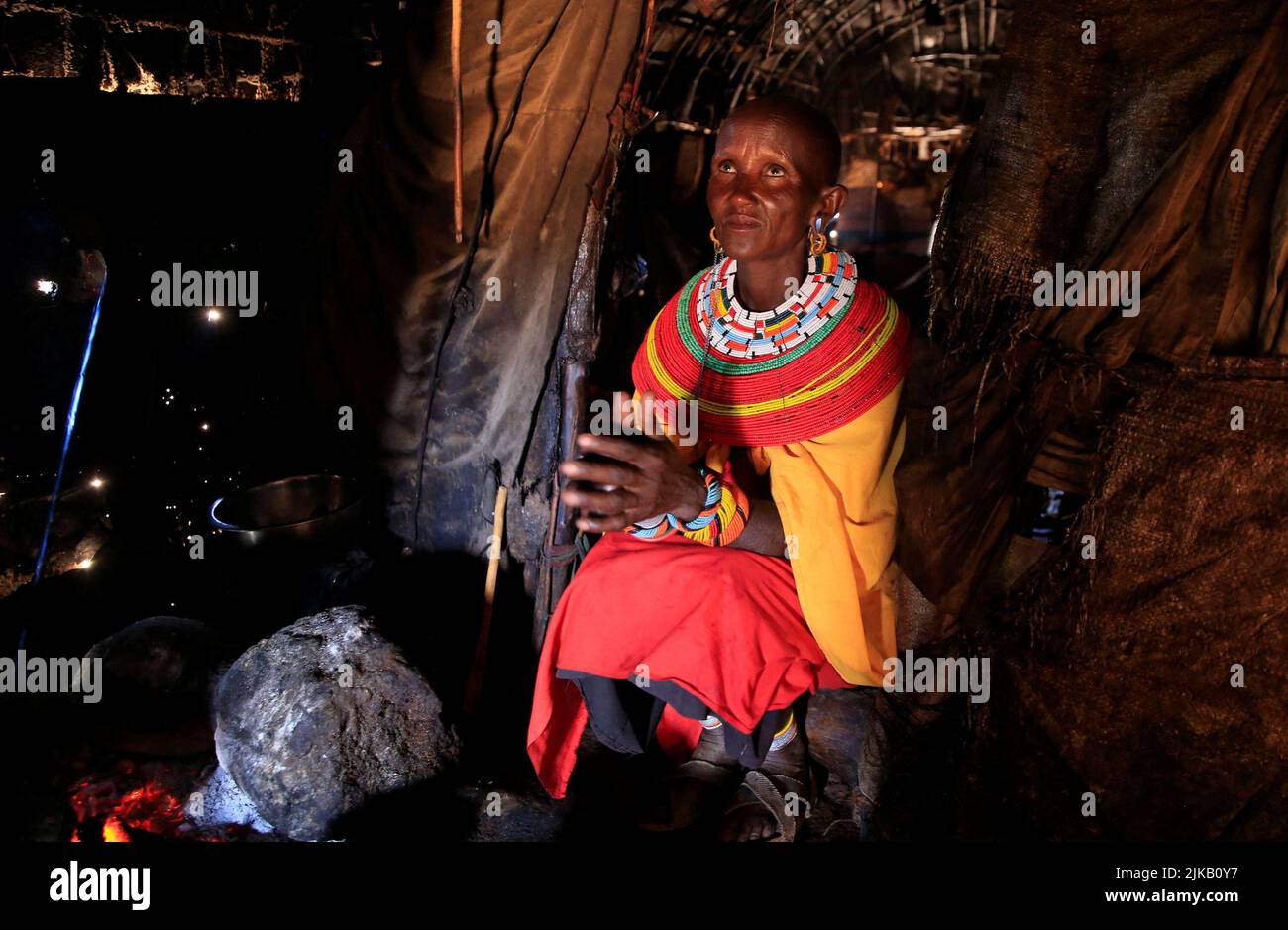 Mary Yanaiyo 47, une femme de tribus Samburu assis à sa maison manyatta après avoir reçu de la viande de secours dans le stockage des animaux émaciés dans un programme par le gouvernement et la Croix-Rouge du Kenya pour acheter du bétail, Abatter et distribuer la viande comme aliment de secours aux familles les plus touchées à la suite d'une sécheresse prolongée près de Lengusaka à Wamba, dans le comté de Samburu, au Kenya 27 juillet 2022. REUTERS/Thomas Mukoya Banque D'Images