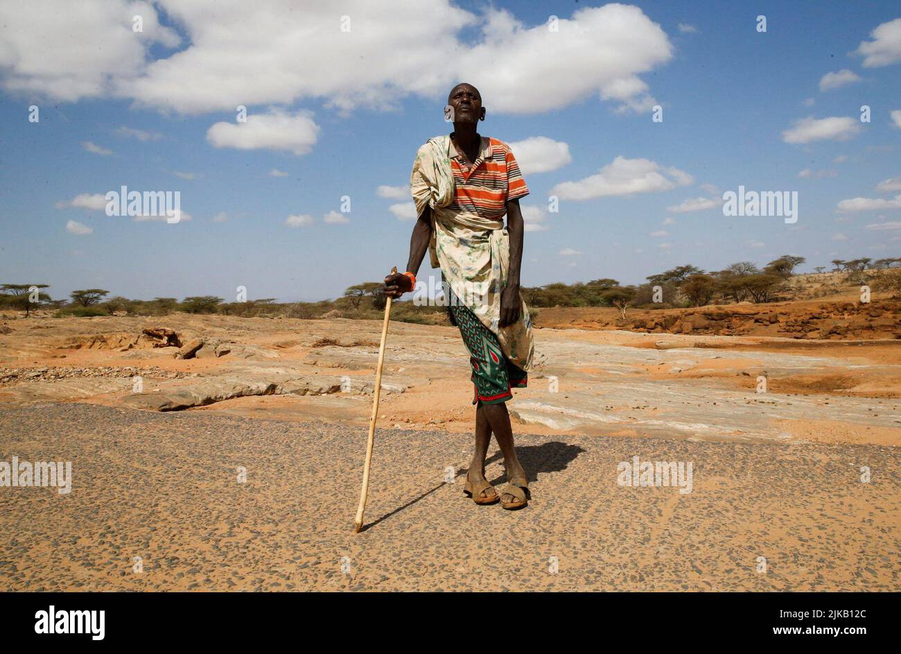 Lesiken Maten 45, un pastoraliste de Samburu pose pour une photo près de Lengusaka à Wamba, comté de Samburu, Kenya 27 juillet 2022. REUTERS/Thomas Mukoya Banque D'Images