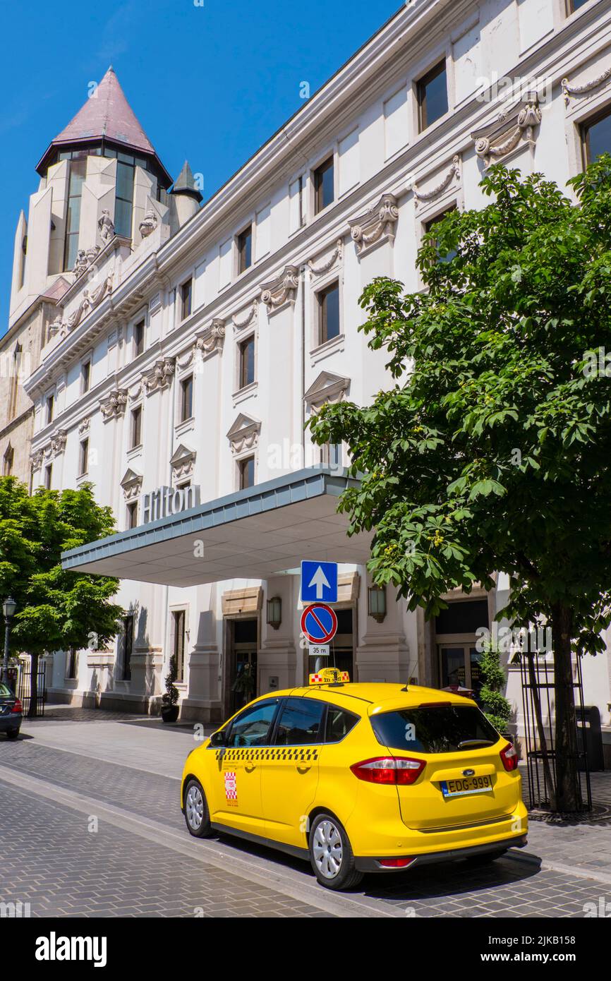 Taxi, en face de l'hôtel Hilton, quartier du château, Buda, Budapest, Hongrie Banque D'Images