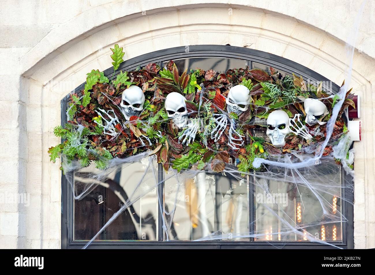 Halloween décoration de rue avec skulles squelette et toile Banque D'Images