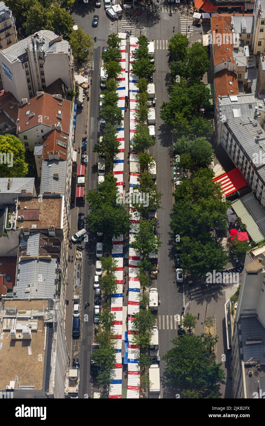 Dans une vue aérienne, un marché alimentaire traditionnel à Paris, en France Banque D'Images
