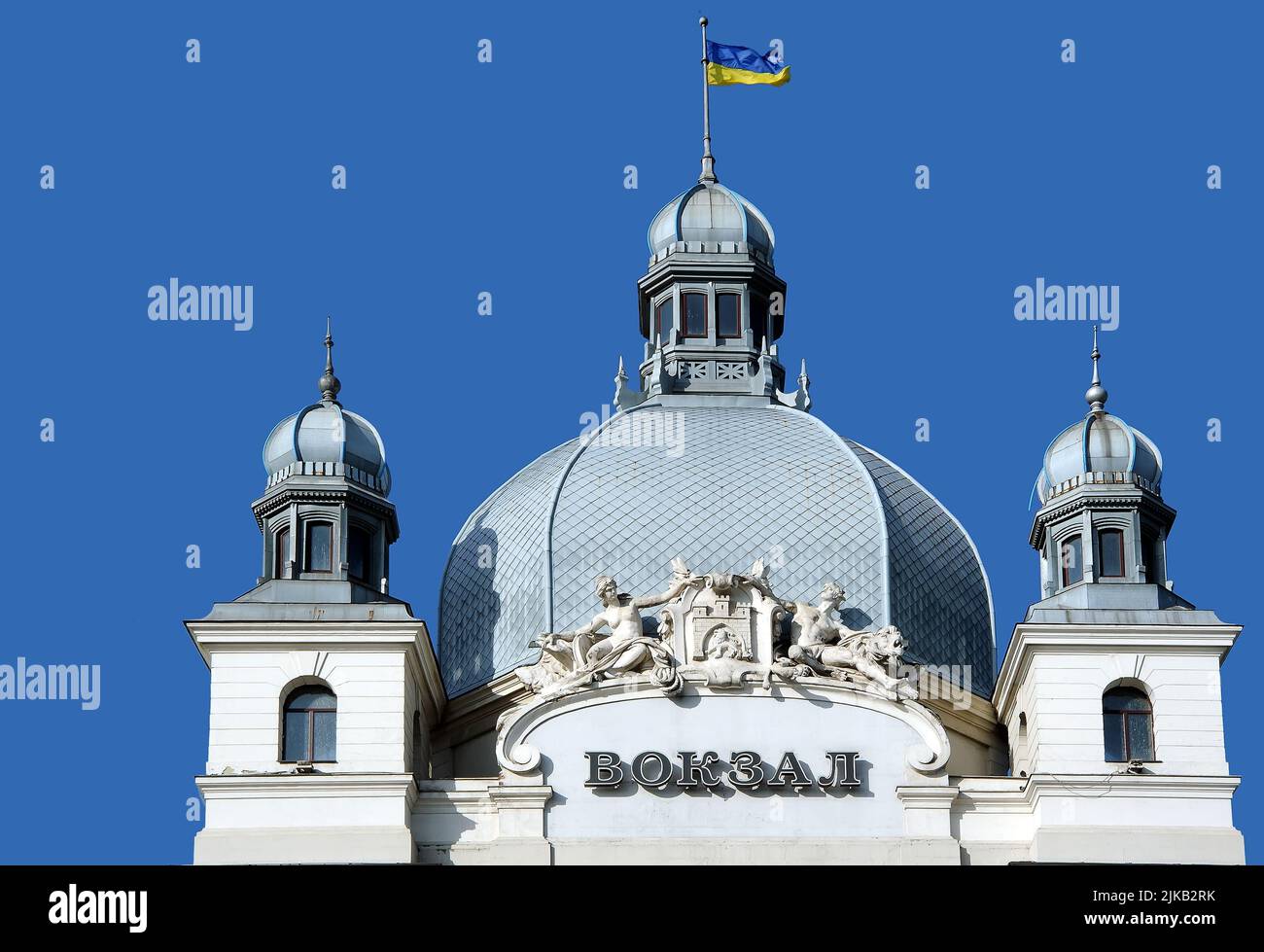 Haut de la gare de Lviv avec des sculptures en Ukraine. Banque D'Images