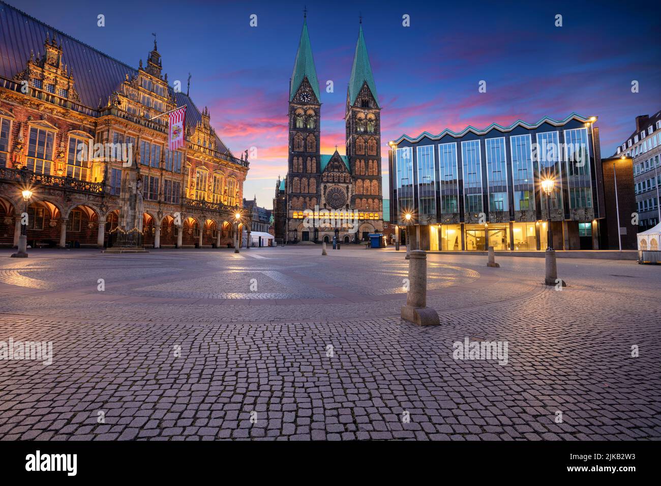 Brême, Allemagne. Image de paysage urbain de la ville hanséatique de Brême, Allemagne avec place du marché historique, cathédrale de Brême et hôtel de ville au lever du soleil d'été. Banque D'Images