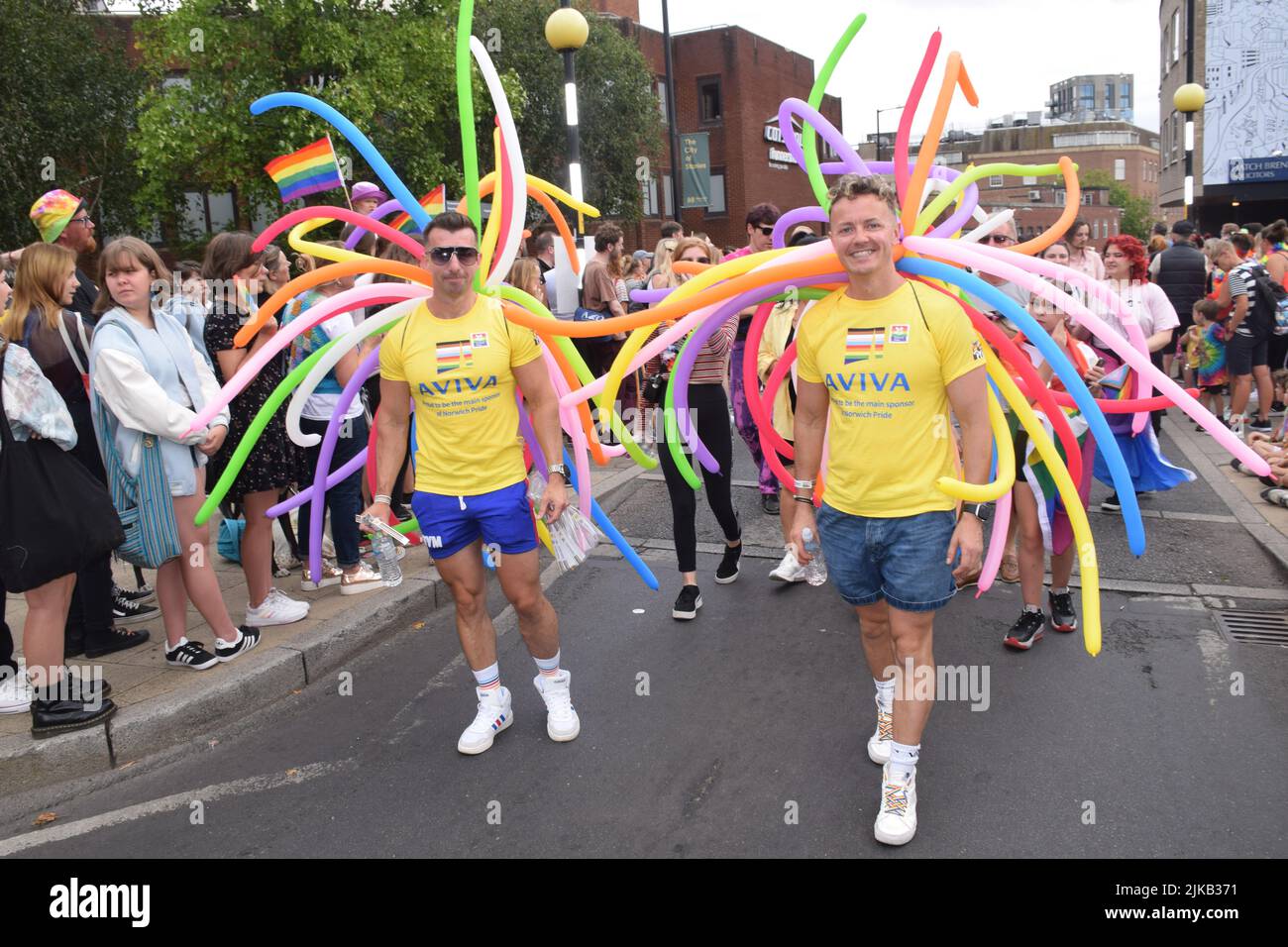 Norwich Pride, 2022 juillet, Royaume-Uni - employés d'Aviva, employeur local majeur et sponsor de Pride Banque D'Images