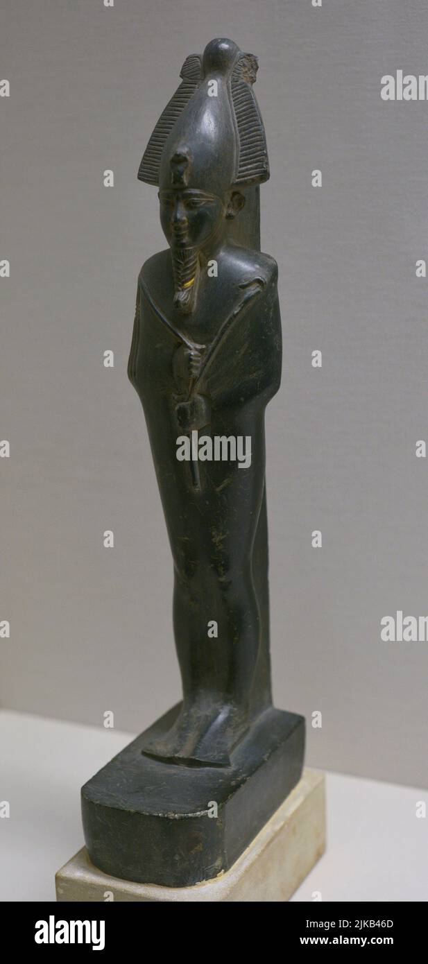 Statuette du dieu Osiris. Période tardive. 26th dynastie. 664-525 C.-B. Schiste et or. Représenté debout, avec corps momifié et portant la couronne d'Atef. Musée Calouste Gulbenkian. Lisbonne, Portugal. Banque D'Images