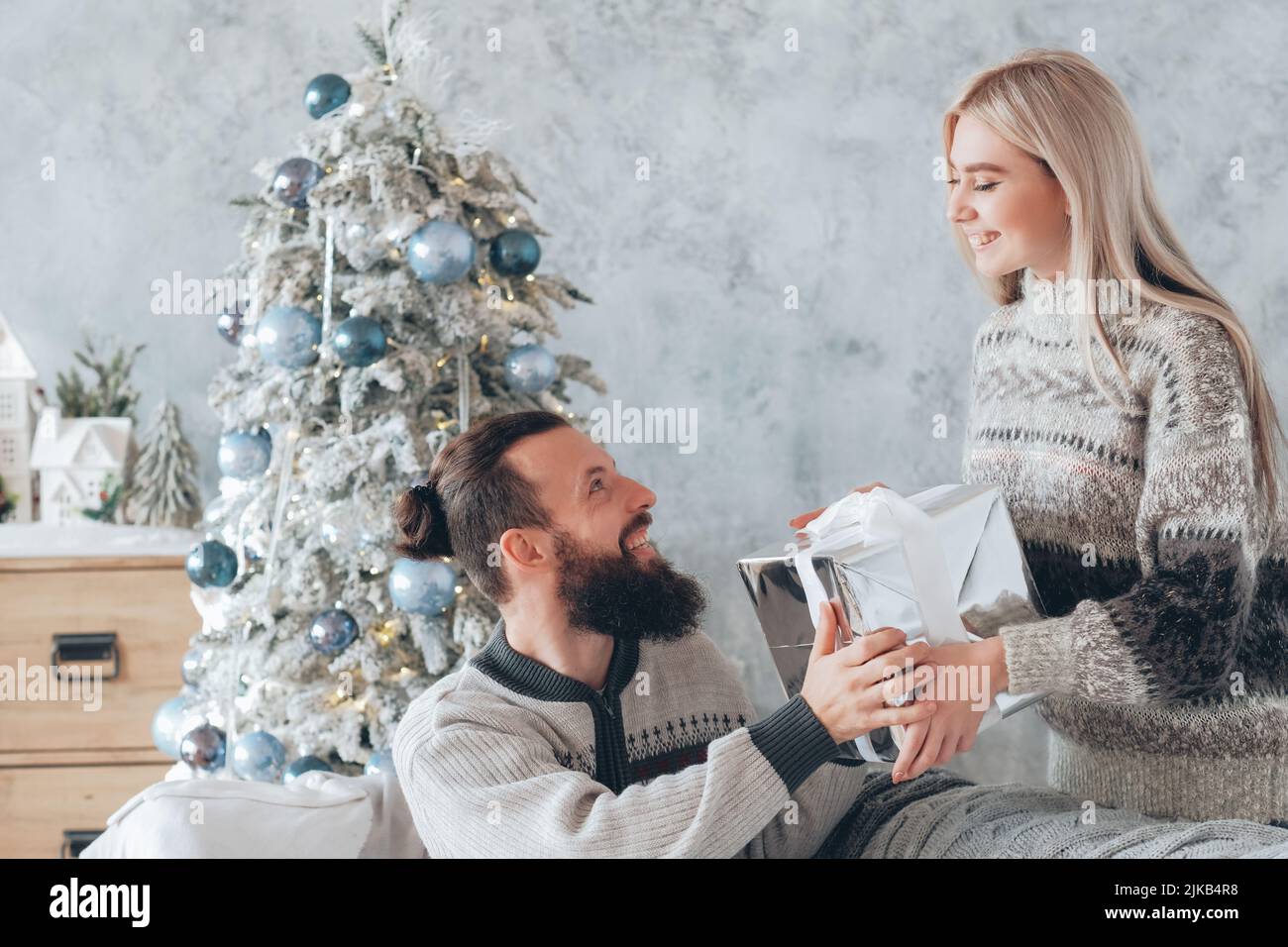 vacances d'hiver romantique femme présent petit ami Banque D'Images