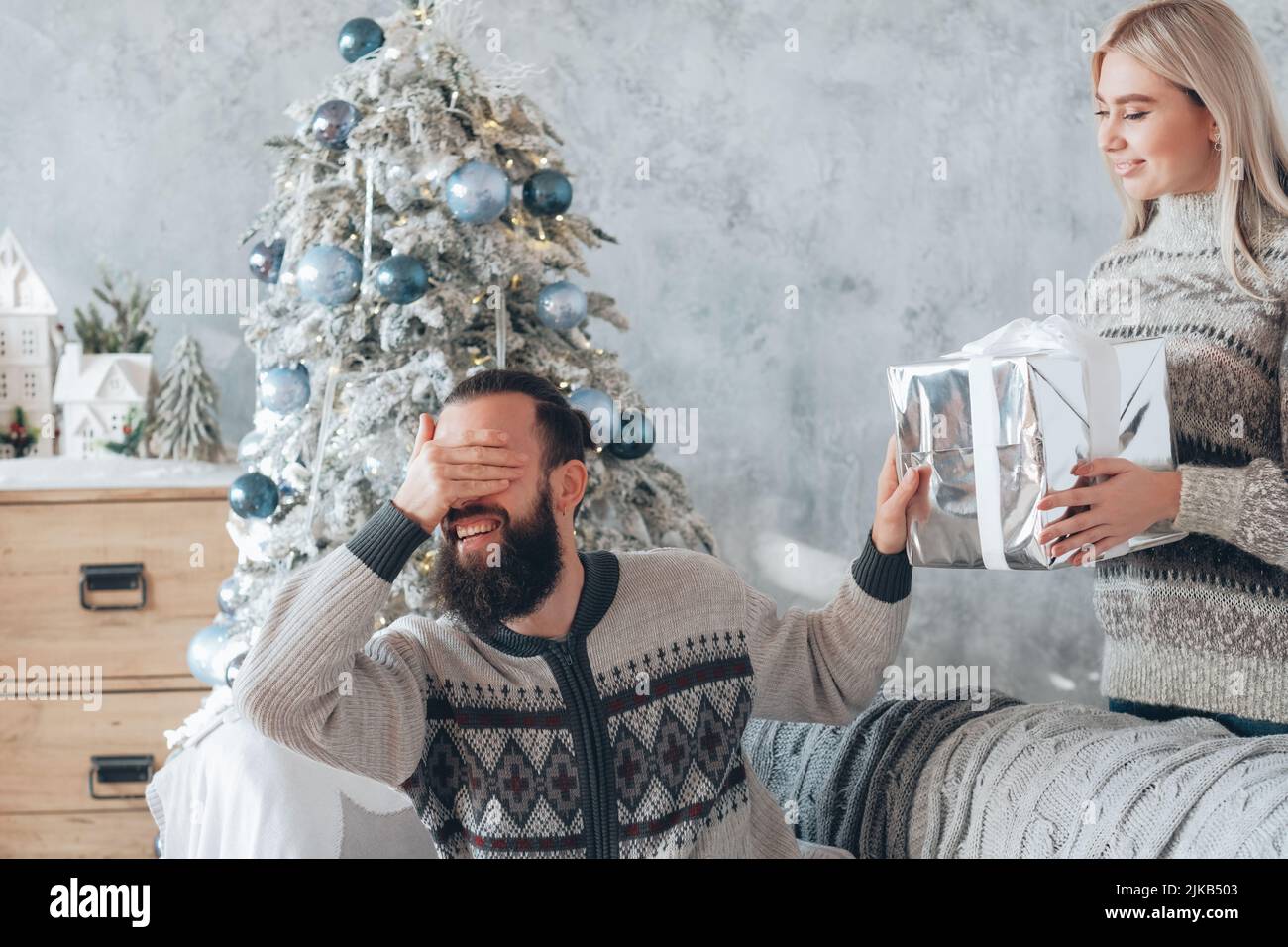 amusant fête de noël dame surprise petit ami Banque D'Images