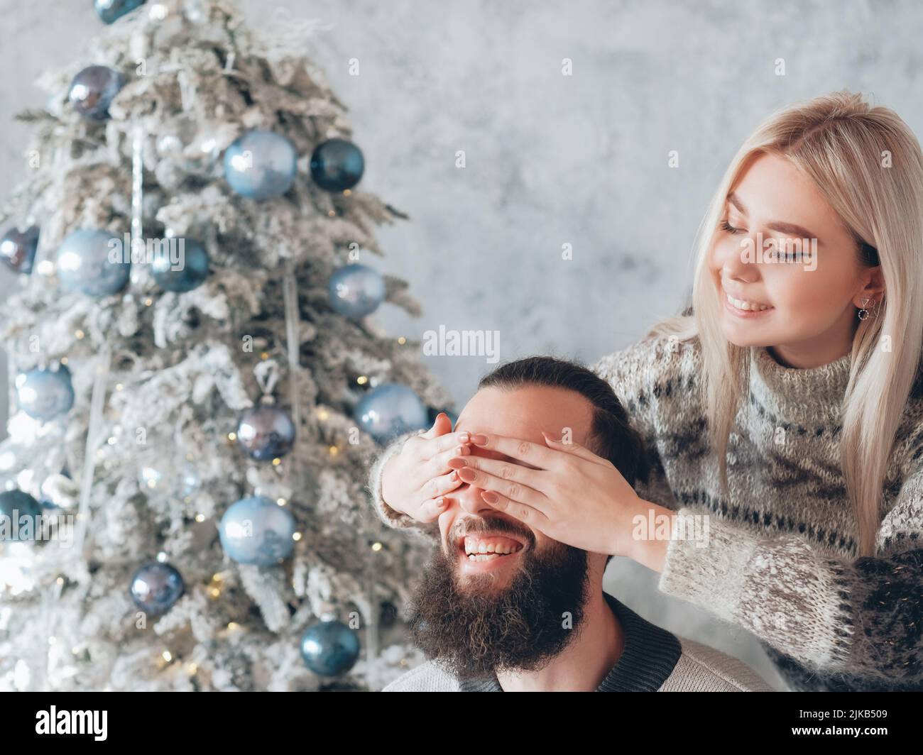 vacances d'hiver romantique femme petit ami surprise Banque D'Images