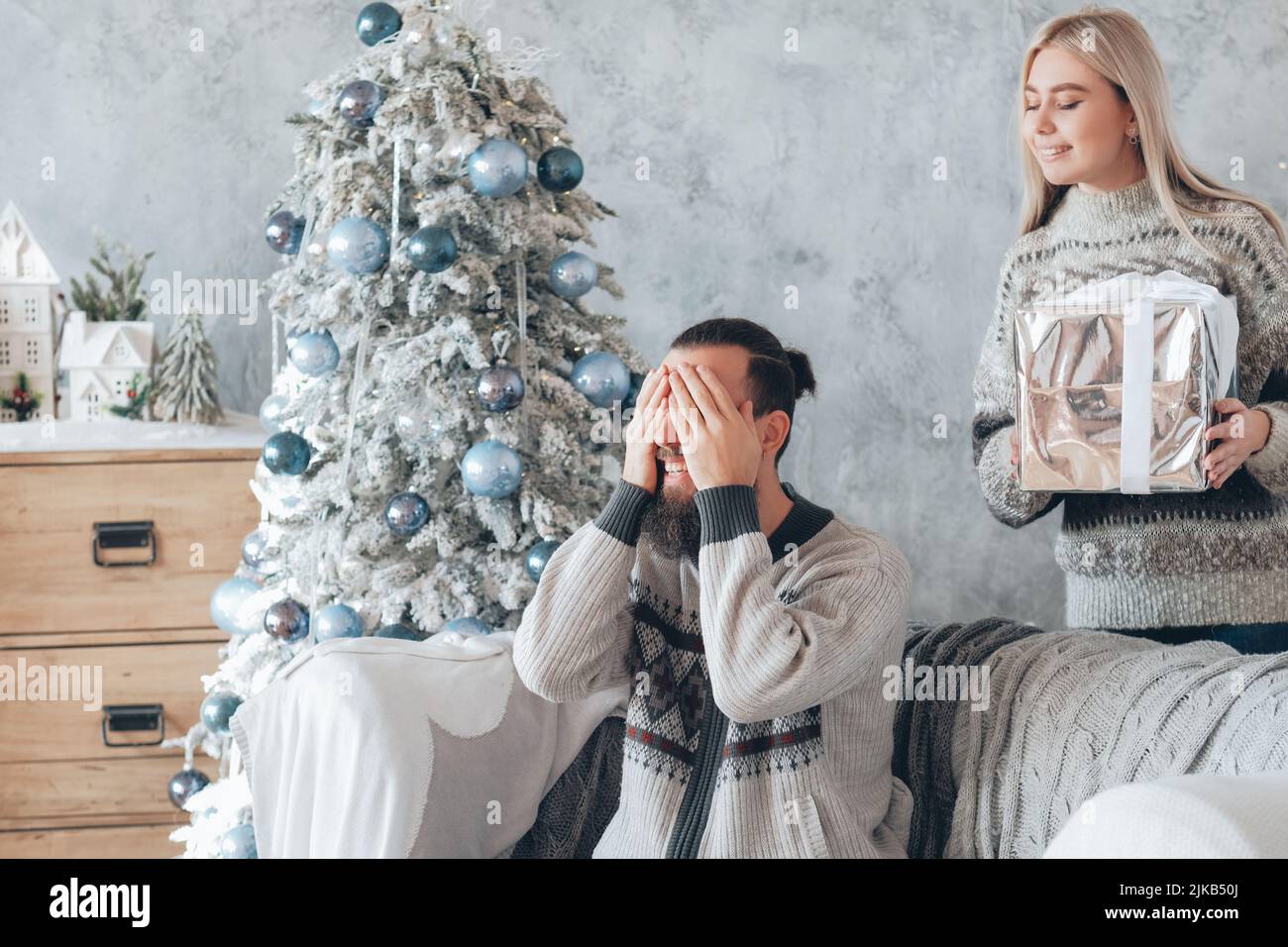 vacances d'hiver romantique dame surprise petit ami Banque D'Images