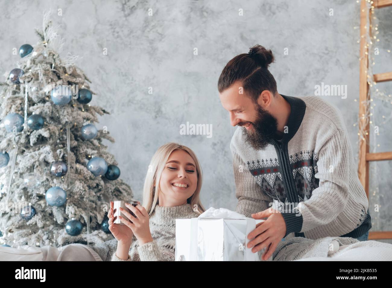 nouvel an douillette maison fête gars cadeau petite amie Banque D'Images