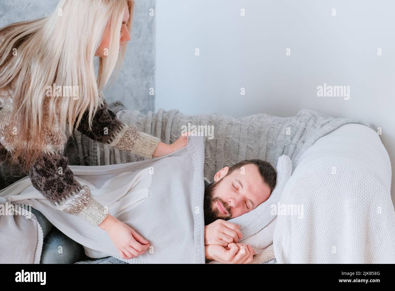 amour soins dame couverture petit ami confortable canapé Banque D'Images