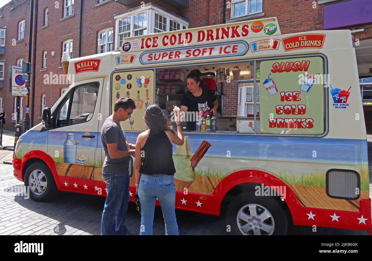 Un couple achète des crèmes glacées dans un van de crème glacée, vendant de la crème glacée whippy, des glaces super douces, des sucettes et d'autres produits, Angleterre, Royaume-Uni Banque D'Images