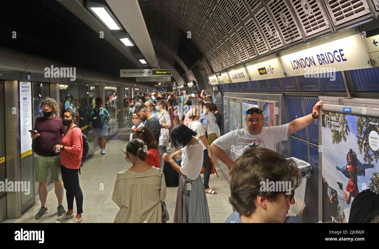 Station de métro London Bridge et gare principale, plate-forme Jubilee Line à Station Approach Rd, Londres, Angleterre, Royaume-Uni, SE1 9SP Banque D'Images