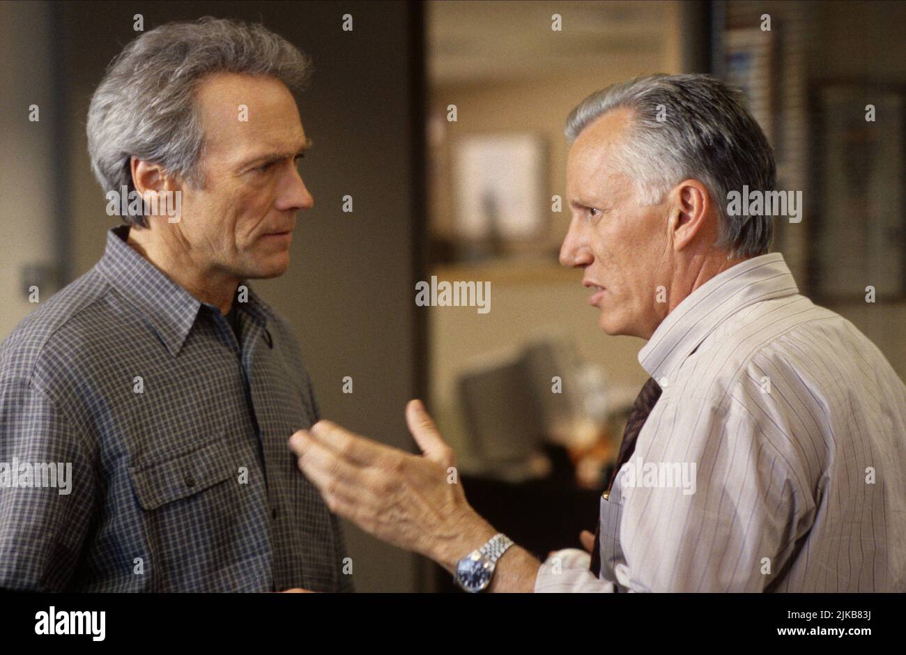 Clint Eastwood & James Woods film True crime (USA 1999) personnages : Steve Everett, Alan Mann réalisateur : Clint Eastwood 19 mars 1999 **AVERTISSEMENT** cette photographie est réservée à un usage éditorial et est la propriété de WARNER BROS. Et/ou le photographe désigné par le film ou la société de production et ne peuvent être reproduits que par des publications en liaison avec la promotion du film ci-dessus. Un crédit obligatoire à WARNER BROS. est obligatoire. Le photographe doit également être crédité lorsqu'il est connu. Aucune utilisation commerciale ne peut être accordée sans autorisation écrite de The film Company. Banque D'Images