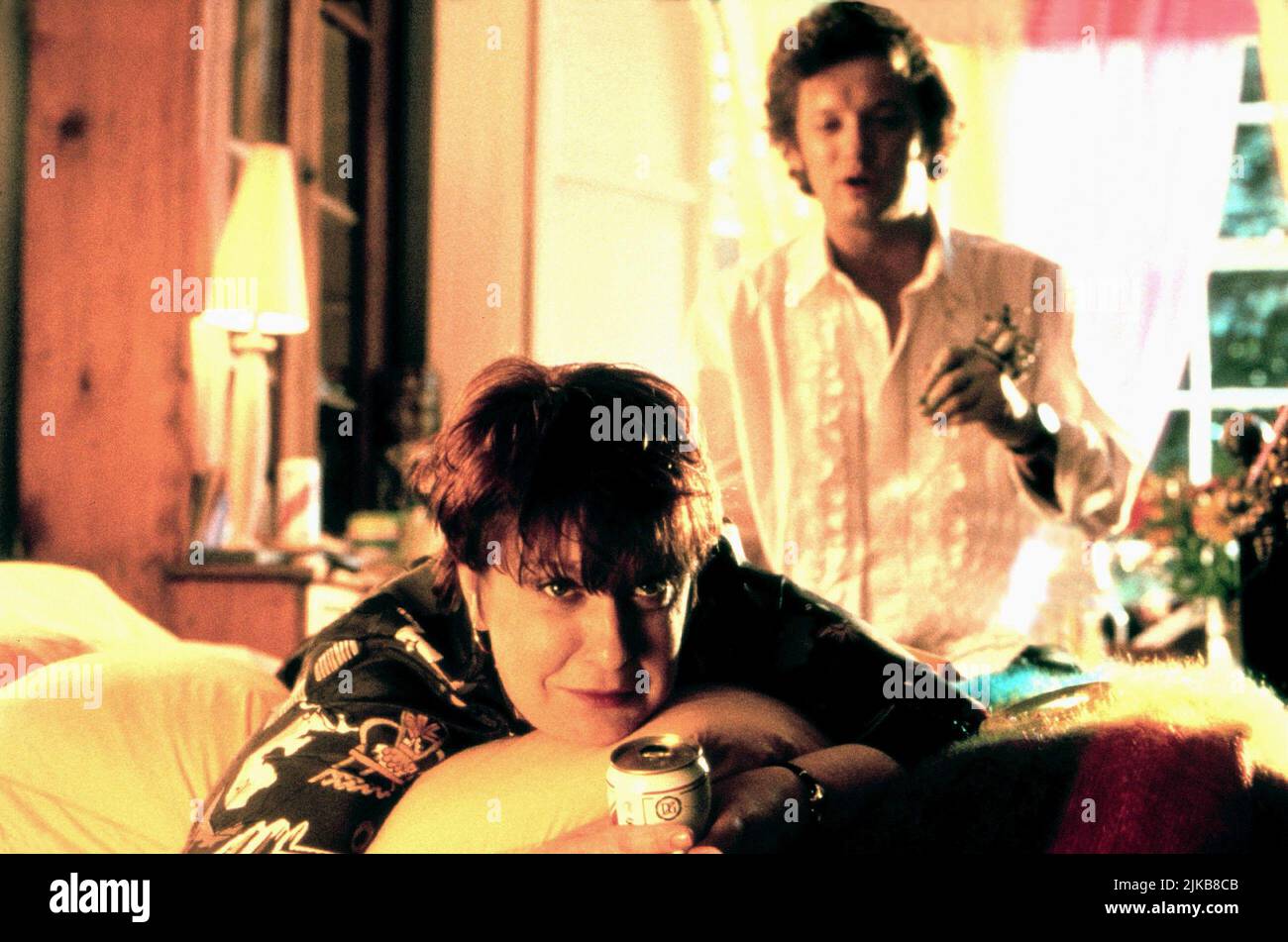 Kathy Burke & Douglas Henshal film: This Year'S Love (1999) personnages: Mary & Danny Directeur: David Kane 19 février 1999 **AVERTISSEMENT** cette photographie est à usage éditorial exclusif et est le droit d'auteur des DISTRIBUTEURS DE FILM DE DIVERTISSEMENT LTD et/ou le photographe assigné par la Société de film ou de production et ne peut être reproduit que par des publications en conjonction avec la promotion du film ci-dessus. Un crédit obligatoire pour LES DISTRIBUTEURS DE FILMS DE DIVERTISSEMENT LTD est requis. Le photographe doit également être crédité lorsqu'il est connu. Aucune utilisation commerciale ne peut être accordée sans l'autorisation écrite du film Banque D'Images Kathy Burke & Douglas Henshal film: This Year'S Love (1999) personnages: Mary & Danny Directeur: David Kane 19 février 1999 **AVERTISSEMENT** cette photographie est à usage éditorial exclusif et est le droit d'auteur des DISTRIBUTEURS DE FILM DE DIVERTISSEMENT LTD et/ou le photographe assigné par la Société de film ou de production et ne peut être reproduit que par des publications en conjonction avec la promotion du film ci-dessus. Un crédit obligatoire pour LES DISTRIBUTEURS DE FILMS DE DIVERTISSEMENT LTD est requis. Le photographe doit également être crédité lorsqu'il est connu. Aucune utilisation commerciale ne peut être accordée sans l'autorisation écrite du film Banque D'Images