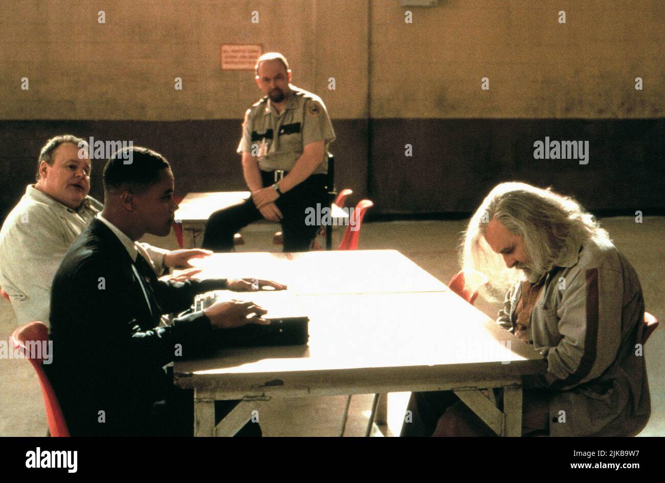 George Dzundza,Cuba Gooding Jr. & Anthony Hopkins film: Instinct (USA 1999) personnages: Dr. John Murray,,Ethan Powell Directeur: Jon Turteltaub 05 juin 1999 **AVERTISSEMENT** cette photographie est destinée à un usage éditorial exclusif et est le copyright des IMAGES TOUCHSTONE et/ou du photographe assigné par la Société de film ou de production et ne peut être reproduite que par des publications en conjonction avec la promotion du film ci-dessus. Un crédit obligatoire pour LES PHOTOS TOUCHSTONE est requis. Le photographe doit également être crédité lorsqu'il est connu. Aucune utilisation commerciale ne peut être accordée sans l'autorisation écrite du film Banque D'Images