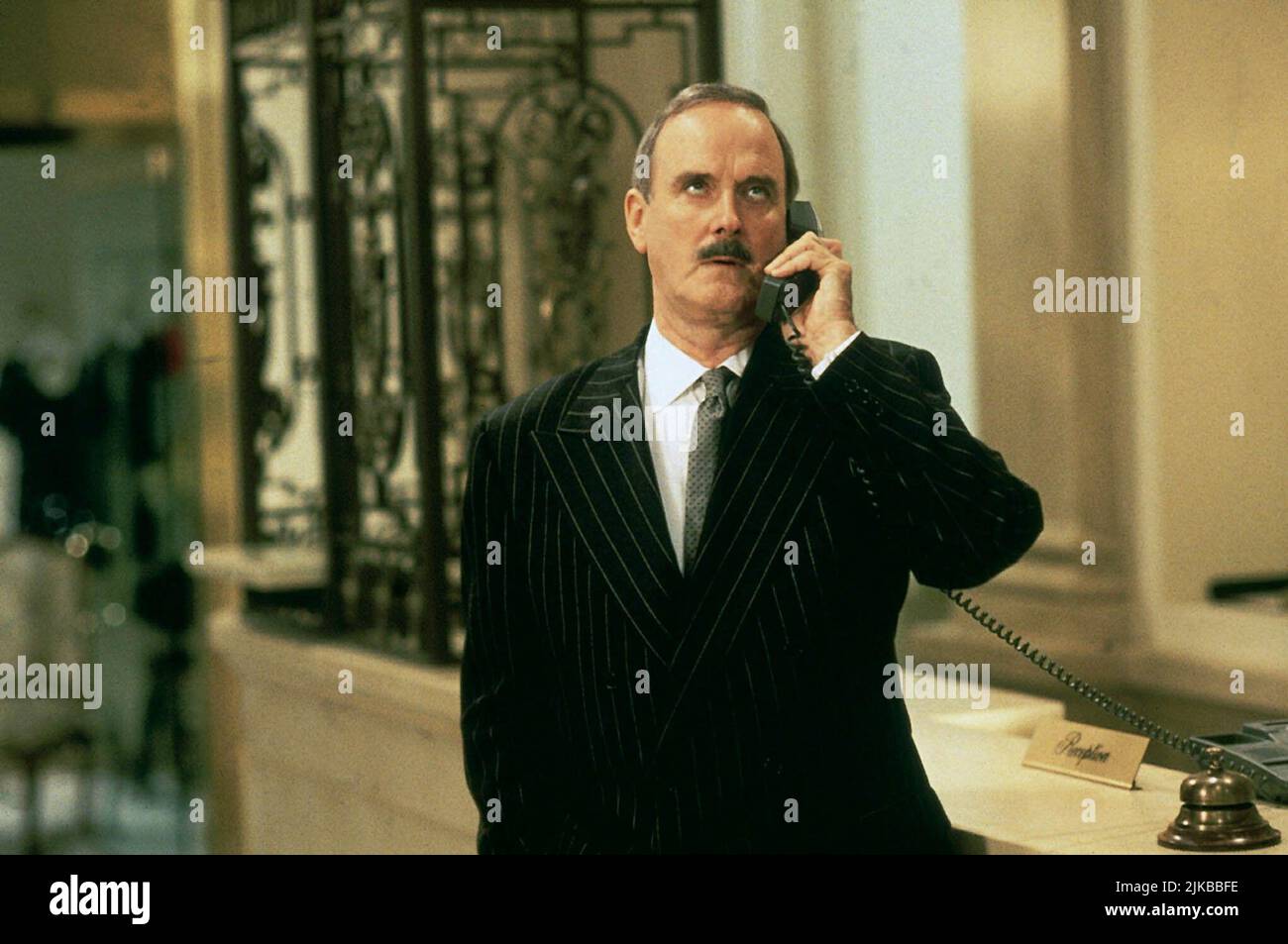John Cleese film The Out-of-Towners (1999) personnages : Mr. Mersault réalisateur : Sam Weisman 02 avril 1999 **AVERTISSEMENT** cette photographie est à usage éditorial exclusif et est la propriété de PARAMOUNT et/ou du photographe désigné par la société de production et ne peut être reproduite que par des publications en liaison avec la promotion du film ci-dessus. Un crédit obligatoire à PARAMOUNT est requis. Le photographe doit également être crédité lorsqu'il est connu. Aucune utilisation commerciale ne peut être accordée sans autorisation écrite de The film Company. Banque D'Images John Cleese film The Out-of-Towners (1999) personnages : Mr. Mersault réalisateur : Sam Weisman 02 avril 1999 **AVERTISSEMENT** cette photographie est à usage éditorial exclusif et est la propriété de PARAMOUNT et/ou du photographe désigné par la société de production et ne peut être reproduite que par des publications en liaison avec la promotion du film ci-dessus. Un crédit obligatoire à PARAMOUNT est requis. Le photographe doit également être crédité lorsqu'il est connu. Aucune utilisation commerciale ne peut être accordée sans autorisation écrite de The film Company. Banque D'Images