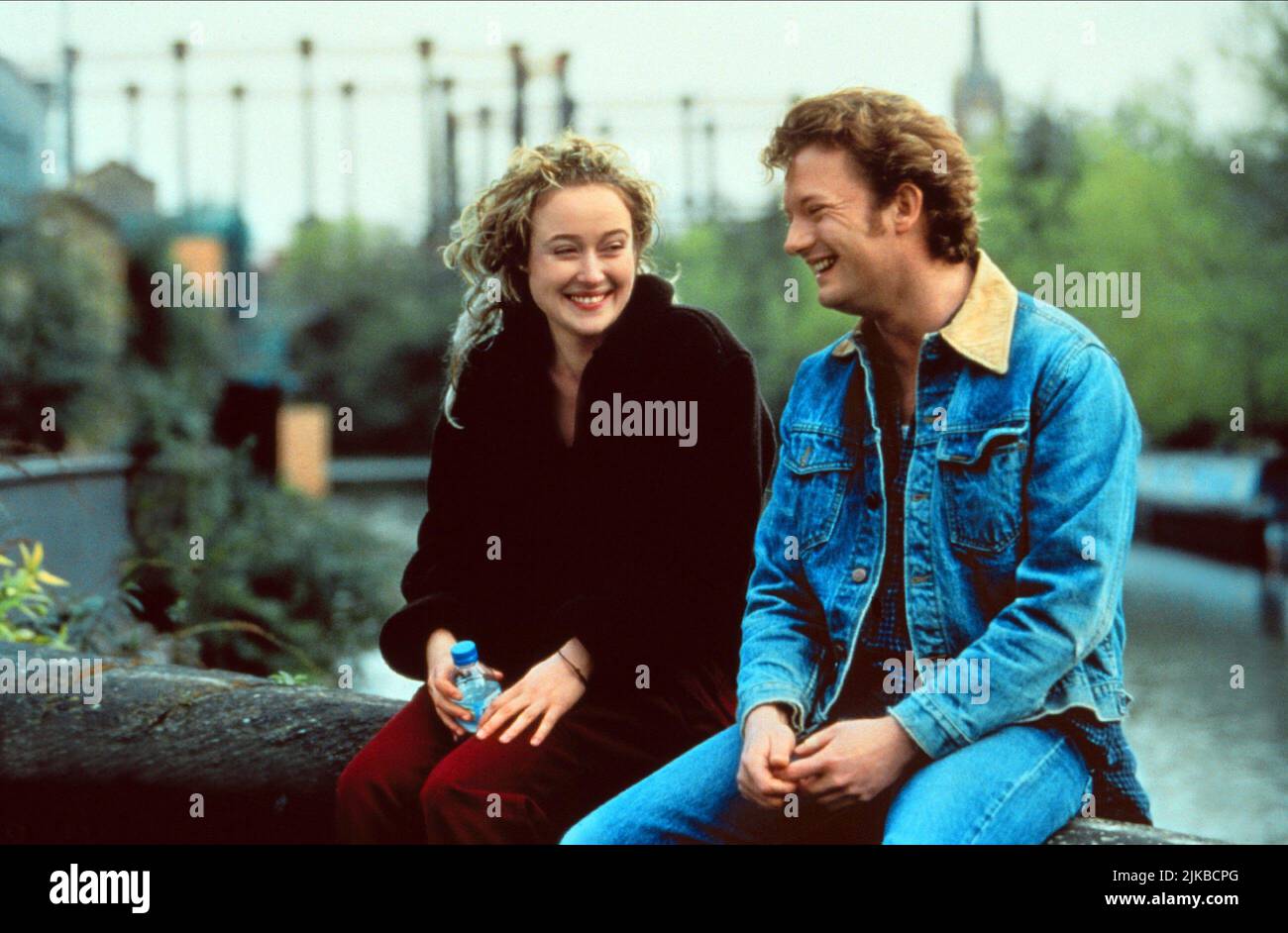Jennifer Ehle & Douglas Hensharm film: This Year'S Love (1999) personnages: , Directeur: David Kane 19 février 1999 **AVERTISSEMENT** cette photographie est à usage éditorial exclusif et est le droit d'auteur des DISTRIBUTEURS DE FILM DE DIVERTISSEMENT LTD et/ou le photographe assigné par la Société de film ou de production et ne peut être reproduit que par des publications en conjonction avec la promotion du film ci-dessus. Un crédit obligatoire pour LES DISTRIBUTEURS DE FILMS DE DIVERTISSEMENT LTD est requis. Le photographe doit également être crédité lorsqu'il est connu. Aucune utilisation commerciale ne peut être accordée sans l'autorisation écrite de la Société du film. Banque D'Images Jennifer Ehle & Douglas Hensharm film: This Year'S Love (1999) personnages: , Directeur: David Kane 19 février 1999 **AVERTISSEMENT** cette photographie est à usage éditorial exclusif et est le droit d'auteur des DISTRIBUTEURS DE FILM DE DIVERTISSEMENT LTD et/ou le photographe assigné par la Société de film ou de production et ne peut être reproduit que par des publications en conjonction avec la promotion du film ci-dessus. Un crédit obligatoire pour LES DISTRIBUTEURS DE FILMS DE DIVERTISSEMENT LTD est requis. Le photographe doit également être crédité lorsqu'il est connu. Aucune utilisation commerciale ne peut être accordée sans l'autorisation écrite de la Société du film. Banque D'Images
