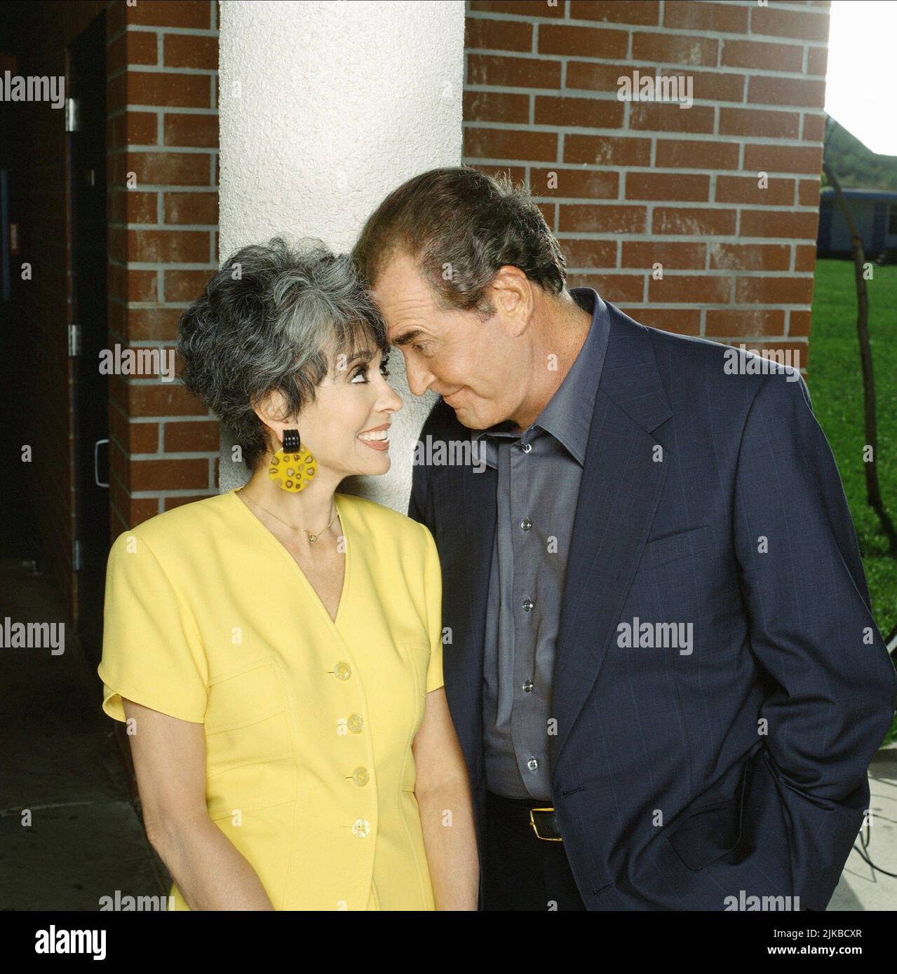 Rita Moreno & James Garner film: The Rockford Files: If it bleeds... Il dirige (TV-film) personnages: Rita Kapkovic Landale, Jim Rockford USA 1999, Directeur: Stuart Margolin 20 avril 1999 **AVERTISSEMENT** cette photographie est à usage éditorial exclusif et est le droit d'auteur de LA TÉLÉVISION UNIVERSELLE et/ou du photographe attribué par la Société de film ou de production et ne peut être reproduite que par des publications dans le cadre de la promotion du film ci-dessus. Un crédit obligatoire pour LA TÉLÉVISION UNIVERSELLE est requis. Le photographe doit également être crédité lorsqu'il est connu. Aucune utilisation commerciale ne peut être accordée sans Banque D'Images