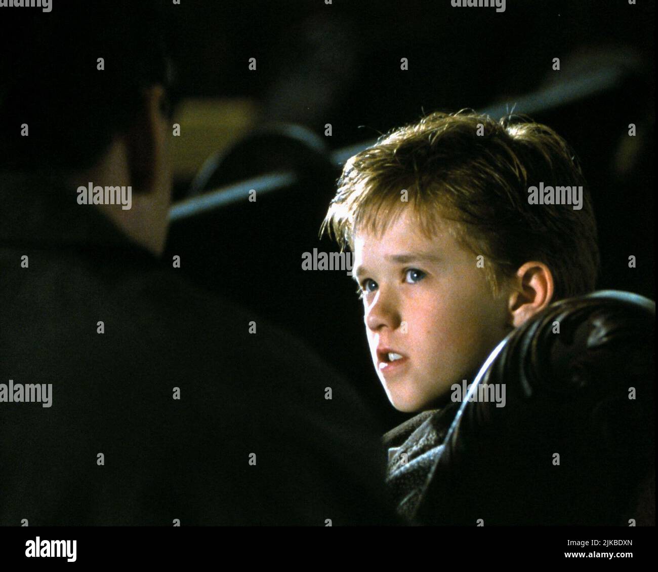 Haley Joel Osment film: The Sixth Sense (USA 1999) personnages: Cole Sear Directeur: M. Night Shyamalan 02 août 1999 **AVERTISSEMENT** cette photographie est destinée à un usage éditorial exclusif et est protégée par les droits d'auteur de BUENA VISTA et/ou du photographe attribué par la Société de film ou de production et ne peut être reproduite que par des publications dans le cadre de la promotion du film ci-dessus. Un crédit obligatoire pour BUENA VISTA est requis. Le photographe doit également être crédité lorsqu'il est connu. Aucune utilisation commerciale ne peut être accordée sans l'autorisation écrite de la Société du film. Banque D'Images