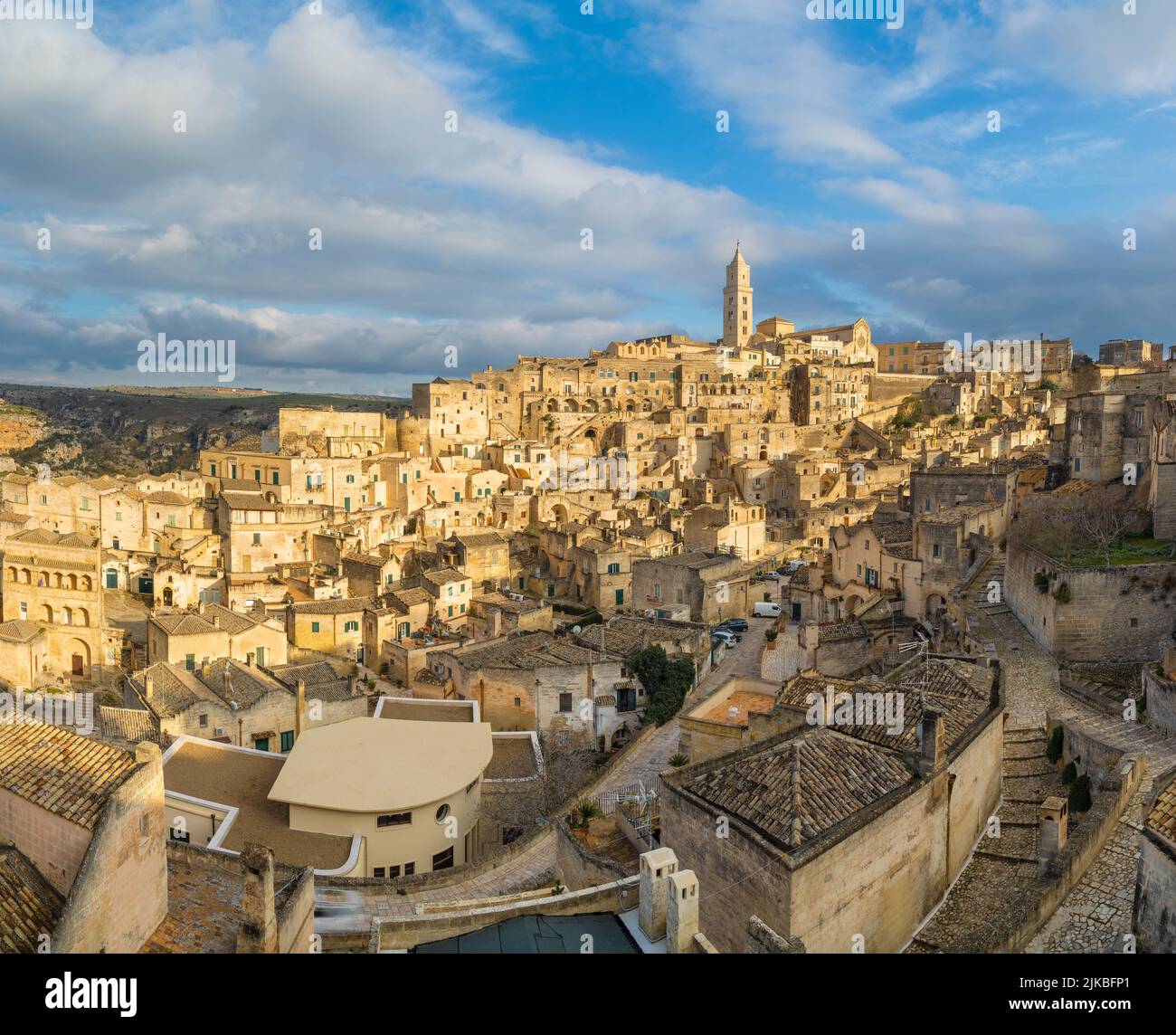 Matera - le paysage urbain dans la lumière du coucher du soleil. Banque D'Images