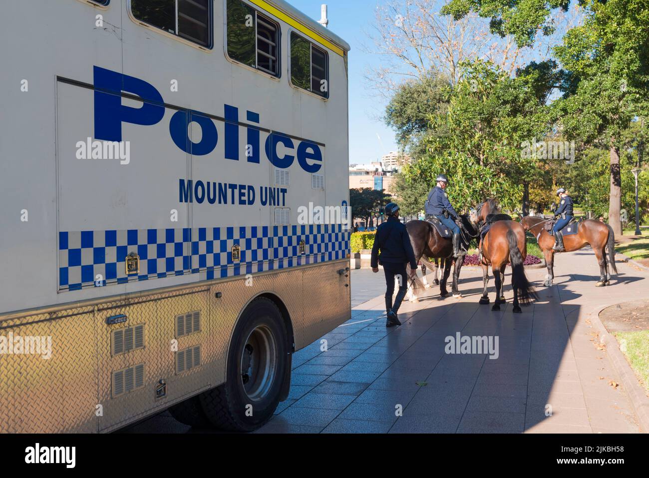 8 juin 2022, Sydney, Australie: Nouvelle-Galles du Sud, unité montée de la police à Hyde Park, se préparant à assister à un rassemblement de protestation par le Syndicat du secteur public Banque D'Images