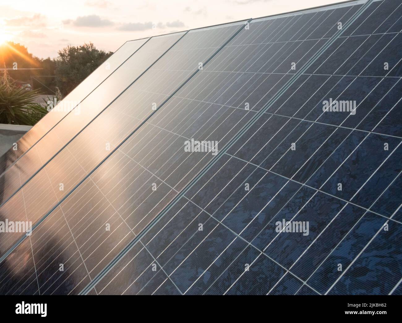 Gros plan des panneaux de cellules solaires en plein soleil Banque D'Images