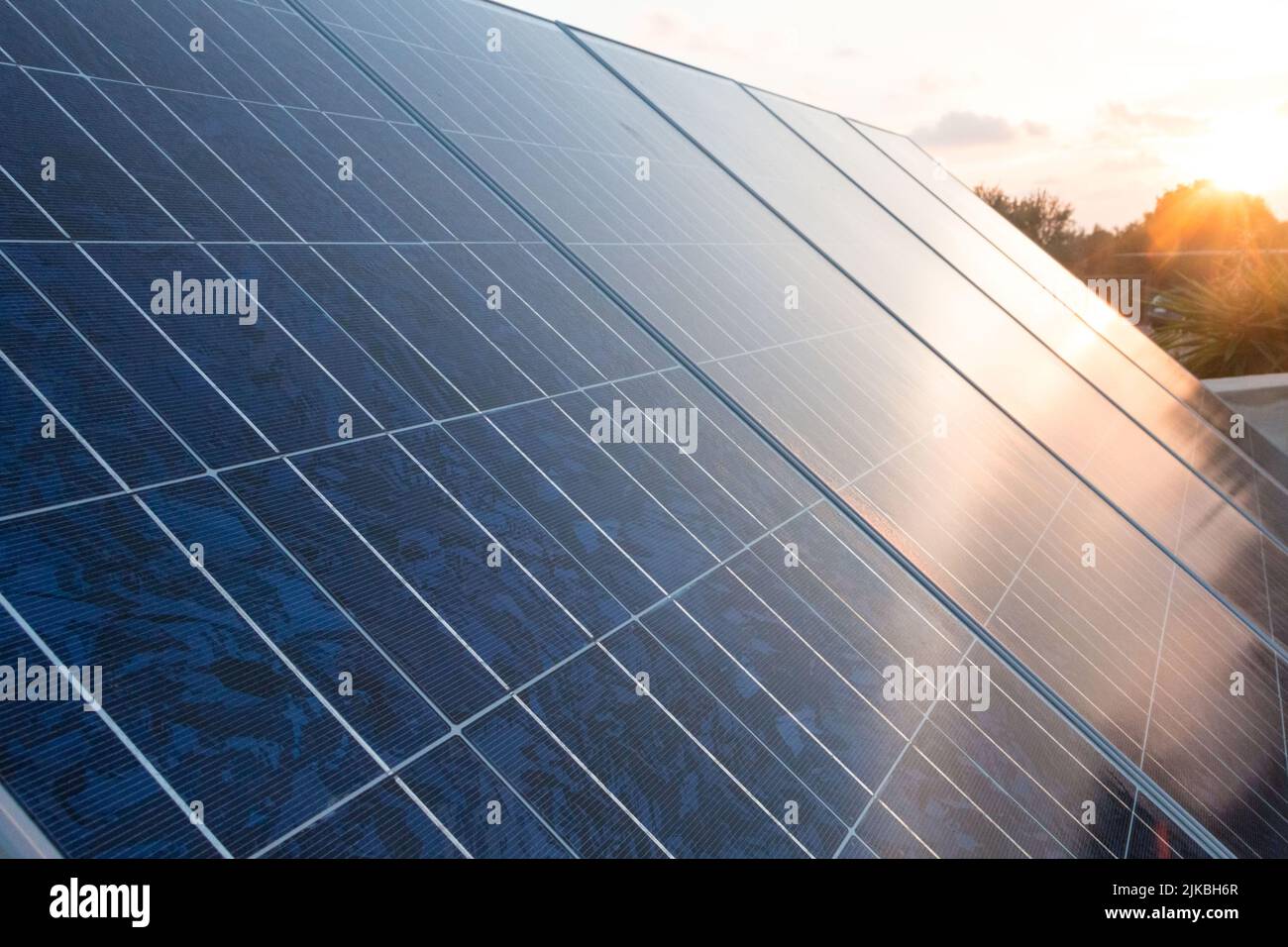Gros plan des panneaux de cellules solaires en plein soleil Banque D'Images