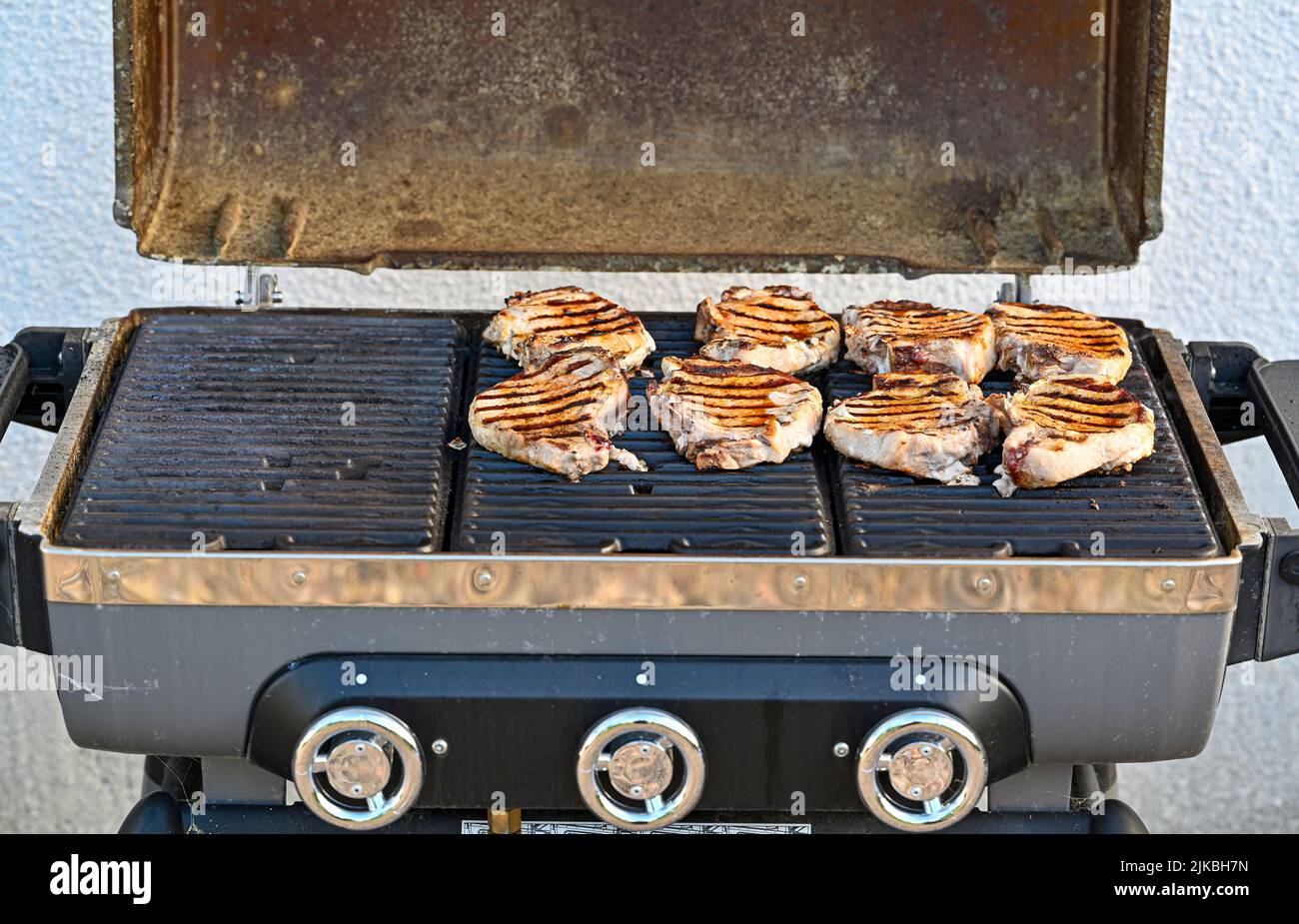 une soirée de juillet, on a fait une hache de porc sur le grill Banque D'Images