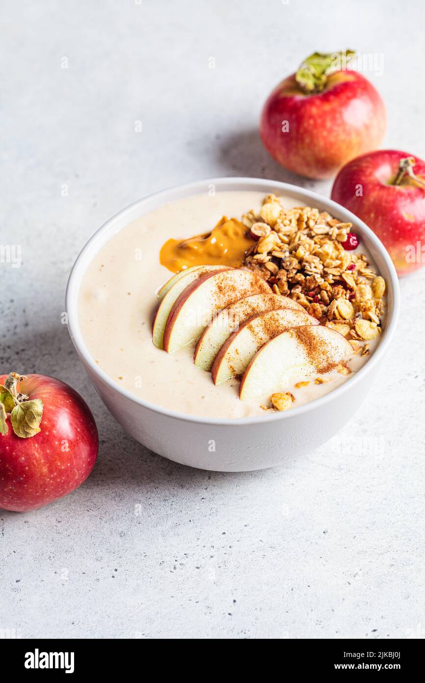 Bol à tarte aux pommes avec granola et beurre d'arachide. Recette d'automne. Nourriture végétalienne. Banque D'Images