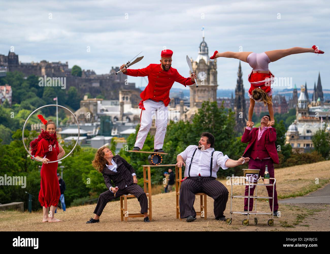 Édimbourg, Écosse, Royaume-Uni. 1st août 2022. Les détenteurs du record du monde Guinness, Lost in Translation Circus, se présentent à Calton Hill. Cette compagnie de cirque présentera le spectacle familial amusant et acclamé Hotel Paradiso au Circus Hub dans toute la Fringe d'Édimbourg. Iain Masterton/Alay Live News Banque D'Images