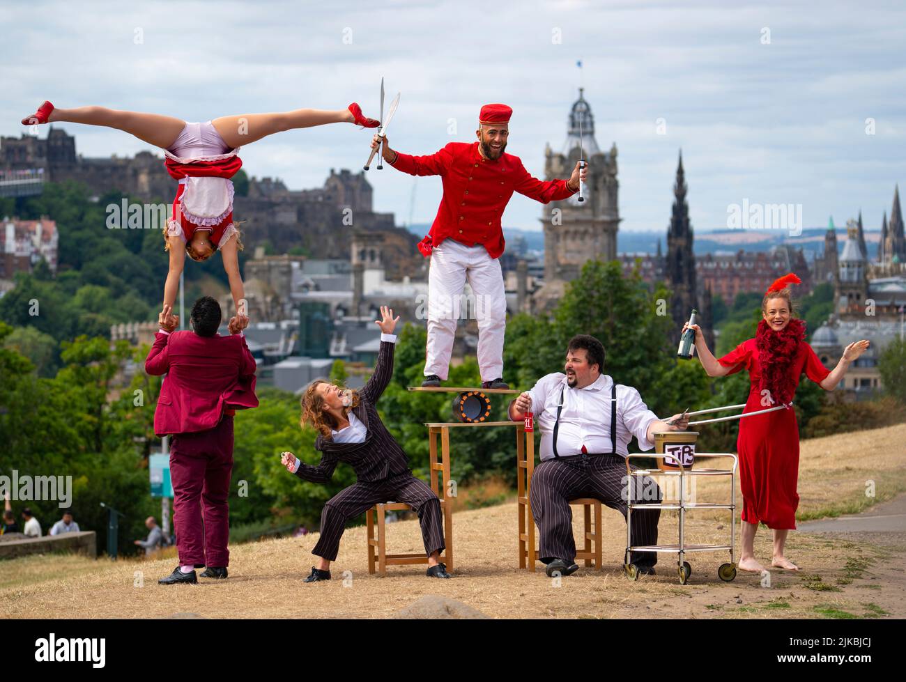 Édimbourg, Écosse, Royaume-Uni. 1st août 2022. Les détenteurs du record du monde Guinness, Lost in Translation Circus, se présentent à Calton Hill. Cette compagnie de cirque présentera le spectacle familial amusant et acclamé Hotel Paradiso au Circus Hub dans toute la Fringe d'Édimbourg. Iain Masterton/Alay Live News Banque D'Images