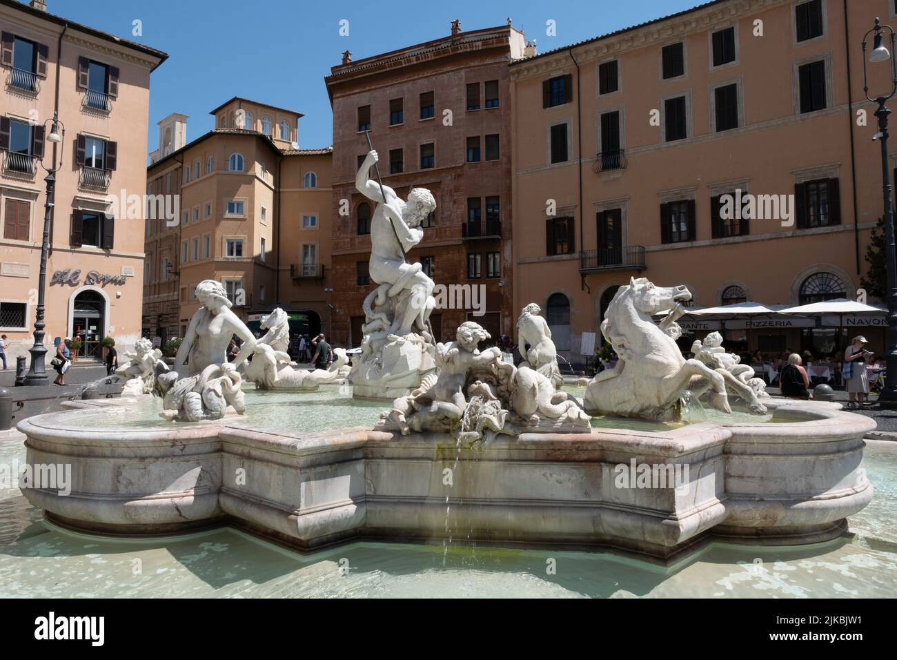 La Fontana del Moro (fontaine Moor) est située à l'extrémité sud de la Piazza Navona, conçue par Giacomo della Porta Banque D'Images