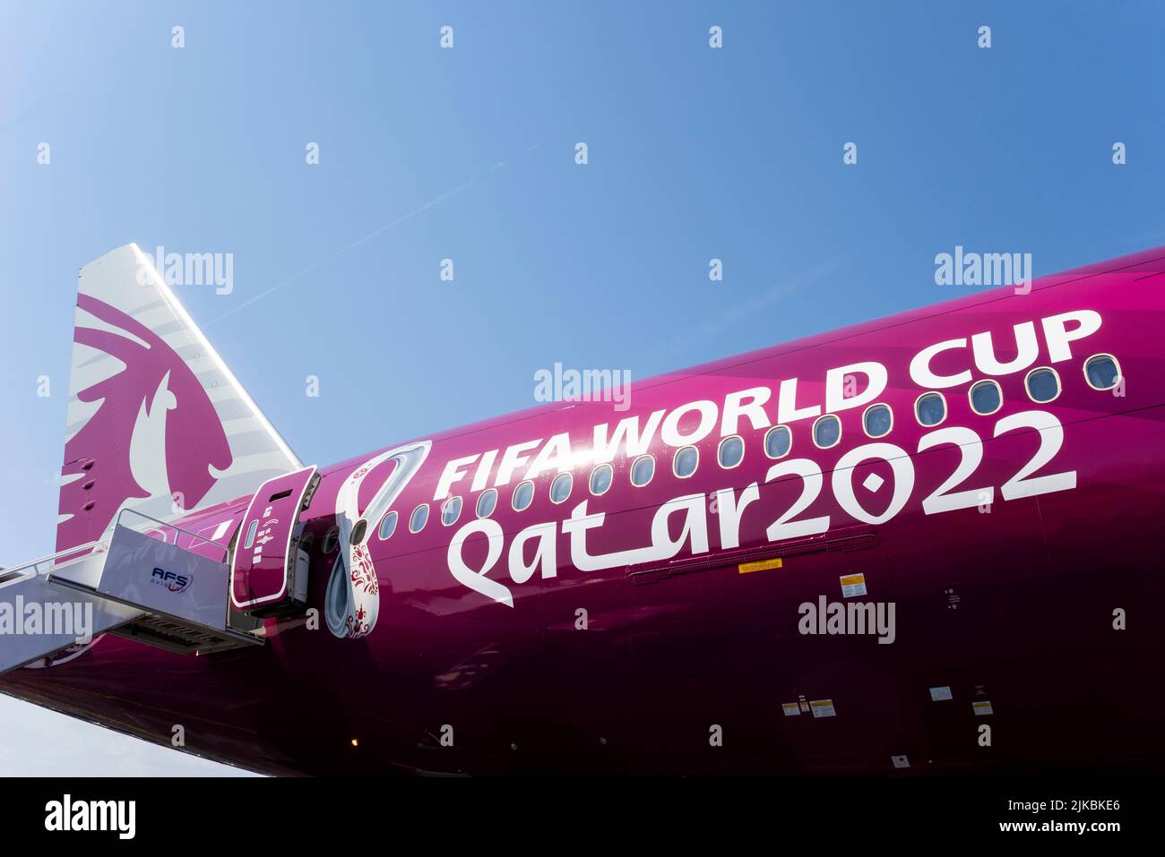 L'avion Boeing 777 de Qatar Airways au salon international de Farnborough 2022, avec coupe du monde de la FIFA, Qatar 2022 et logo sur le côté Banque D'Images