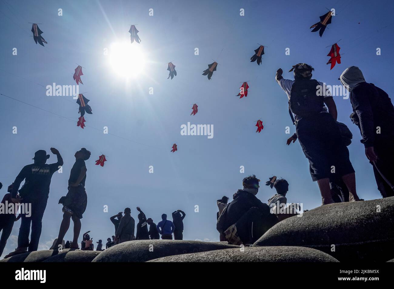 Denpasar, Indonésie. 31st juillet 2022. Les gens se rassemblent pour assister au festival de cerf-volant. Des milliers de personnes affluent à Mertasari Beach à Sanur pour un festival de cerf-volant pendant la saison de cerf-volant de Bali, qui s'étend de mai à septembre chaque année, entre la saison sèche. Le festival est le meilleur moment de l'année pour visiter Bali. Les couleurs rouge, blanc, noir et jaune-or représentent les incarnations des divinités hindoues balinaises. Crédit : SOPA Images Limited/Alamy Live News Banque D'Images