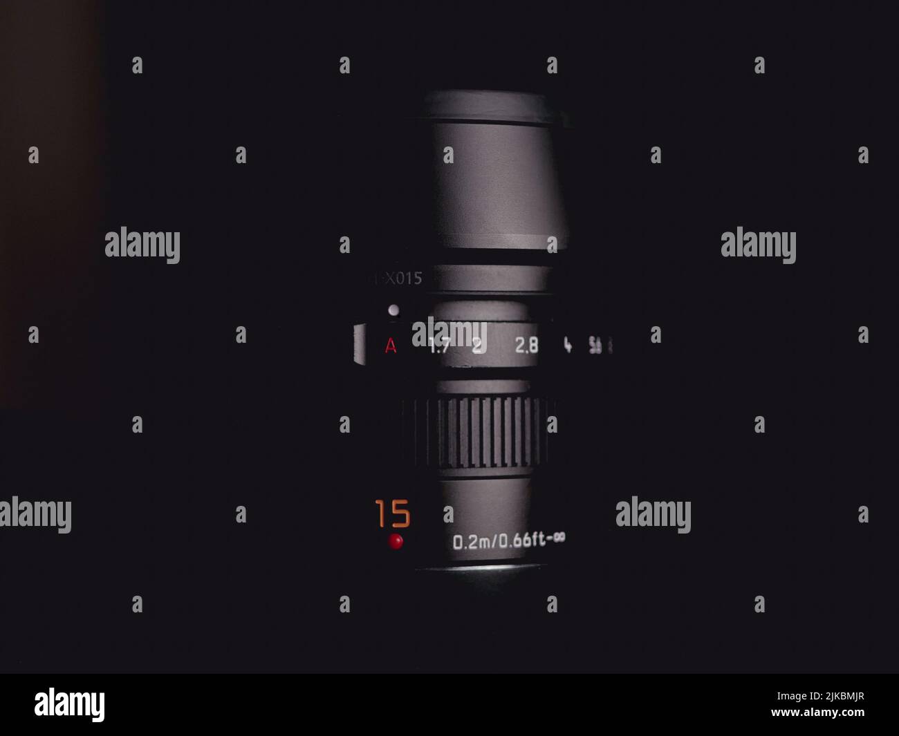 Gros plan sur une photo basse clé de l'objectif Panasonic Lumix G Leica 15mm sur fond noir Banque D'Images