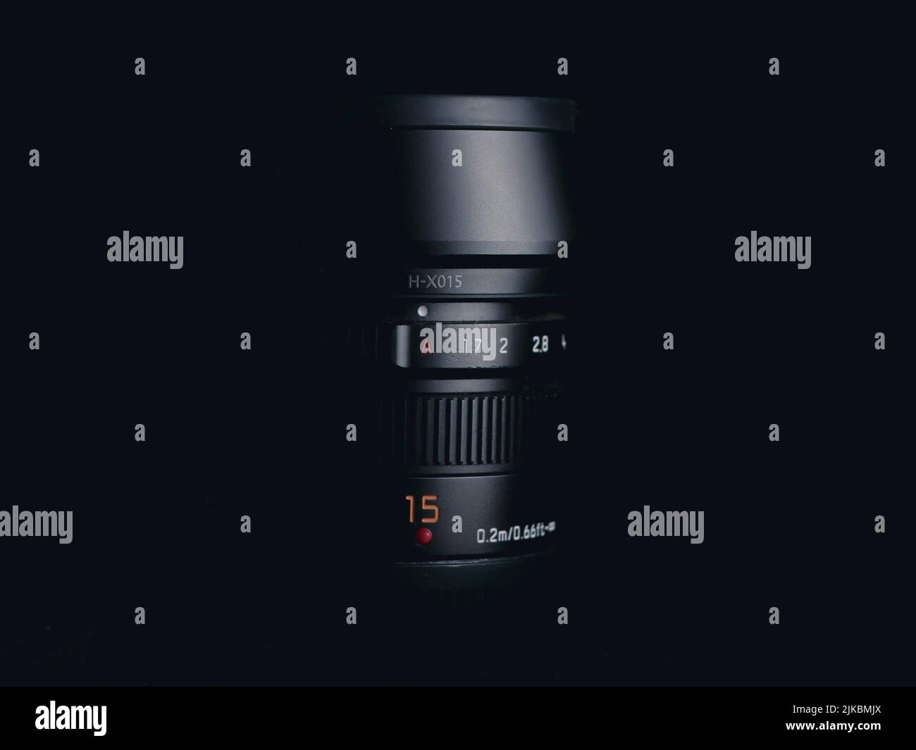 Gros plan sur une photo basse clé de l'objectif Panasonic Lumix G Leica 15mm sur fond noir Banque D'Images