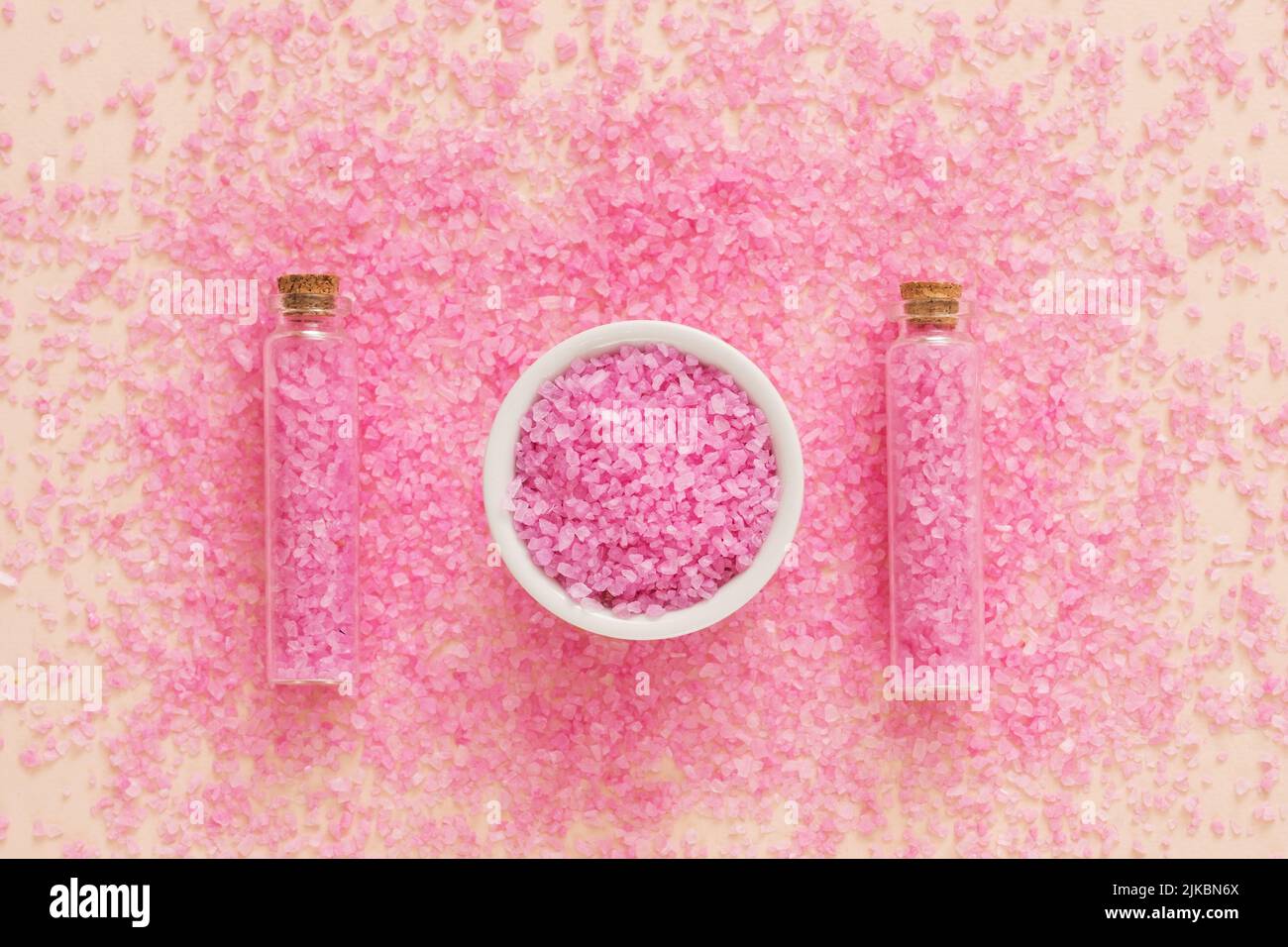 peau soin du corps relaxation organique rose sel de bain Banque D'Images