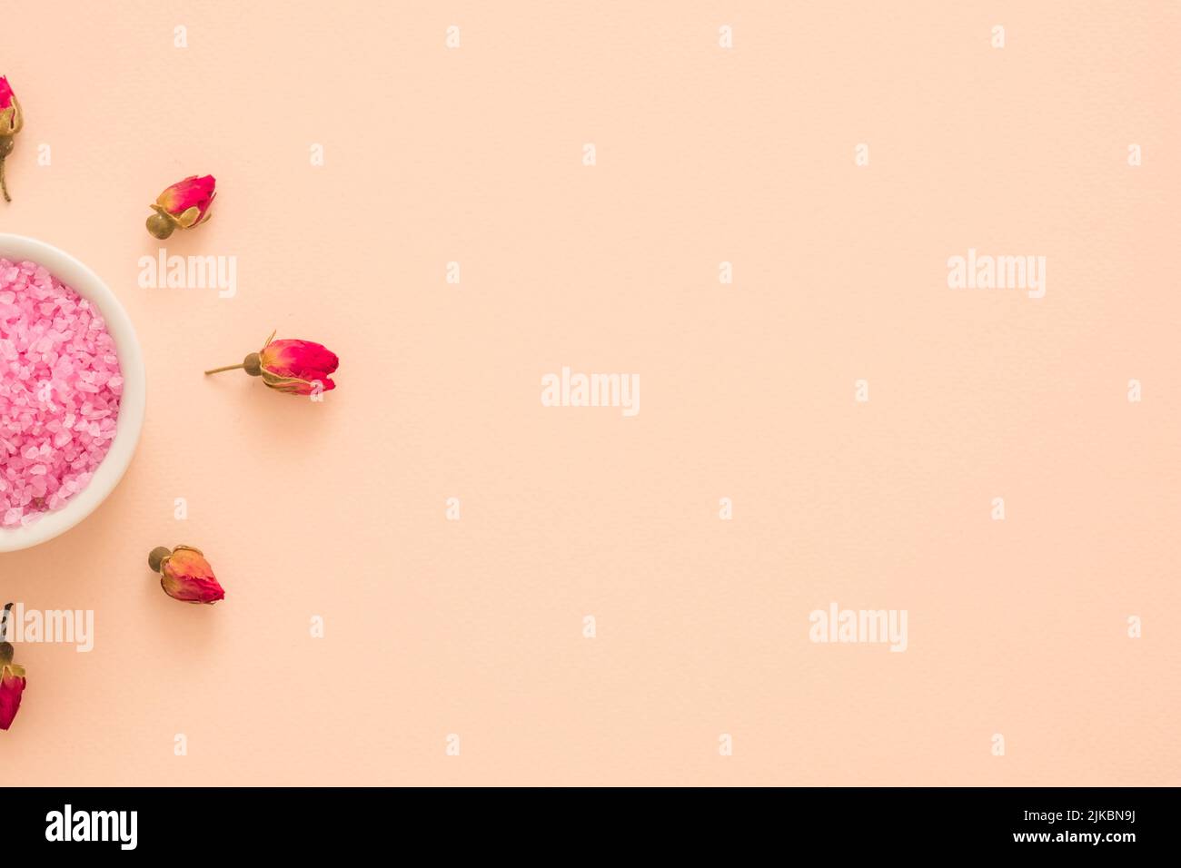 spa aroma therapy red rose fleur bourgeons sel de bain Banque D'Images