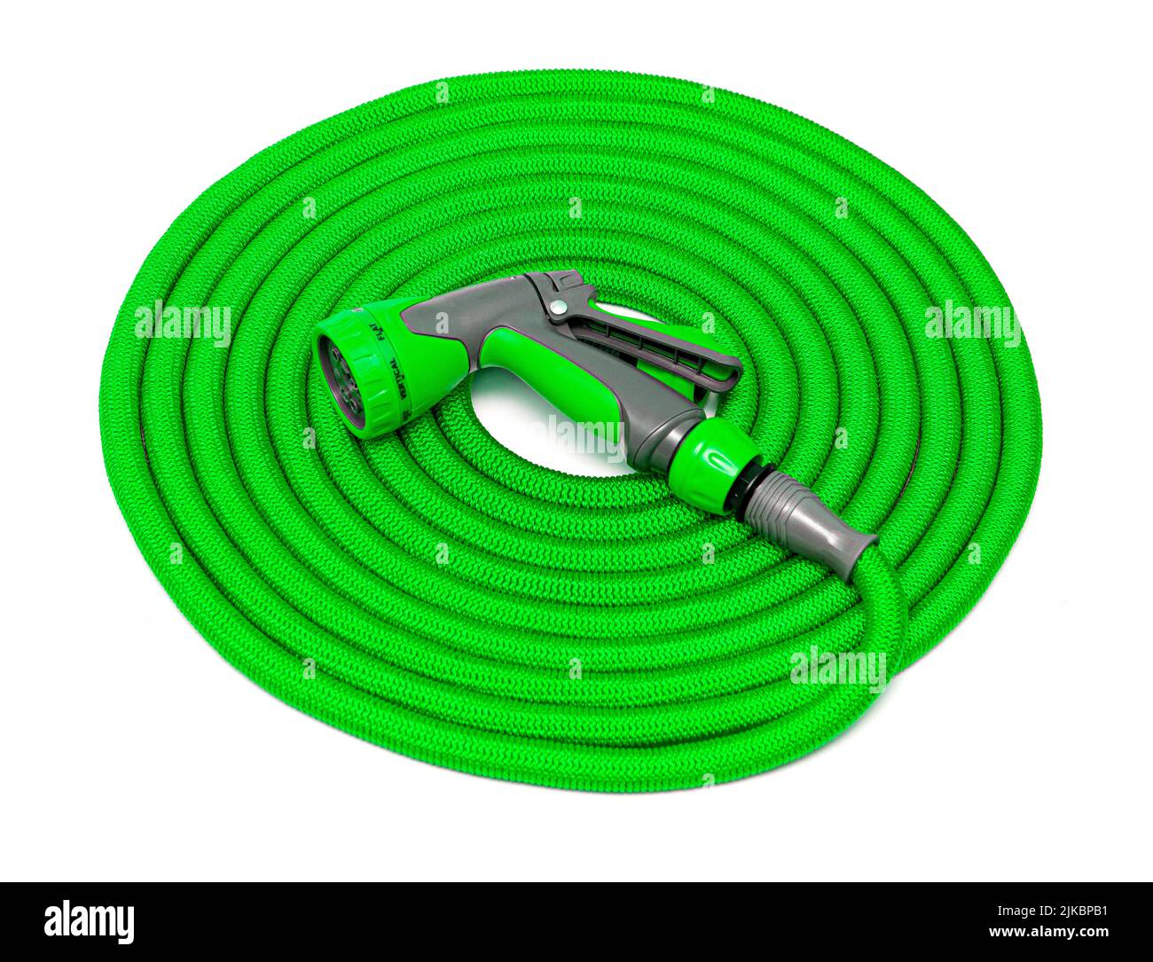 Robinets d'eau et tuyau de jardin vert avec pulvérisateur isolé sur fond blanc. Banque D'Images